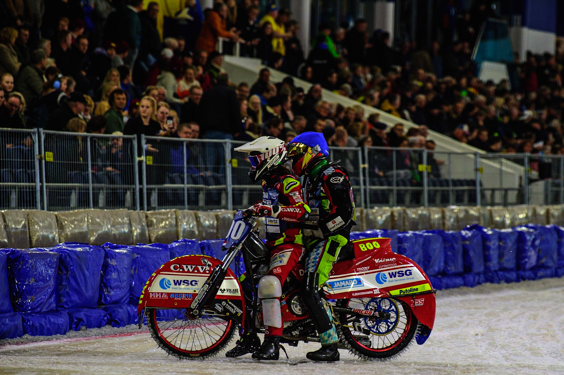 HEERENVEEN, NL.  800\ gives Johann Weber (33)  a lift back to the pits after his fall during the FIM Ice Speedway Gladiators World Championship Final 4 at Ice Rink Thialf, Heerenveen on Sunday  3 April 2022. (Credit: Ian Charles | MI News)
