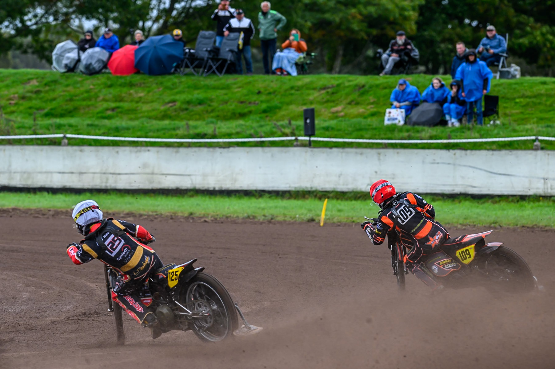 Lukas Fienhage (125) of Germany in White rides inside Zach Wajtknecht (109) of Great Britain in Red during the FIM Long Track World Championship Final 4, at the Speed Centre Roden, Netherlands on Sunday 21st September 2025. (Photo: Ian Charles | MI News)during the FIM Long Track World Championship Final 4, at the Speed Centre, Roden on Sunday 21st September 2025. (Photo: Ian Charles | MI News)