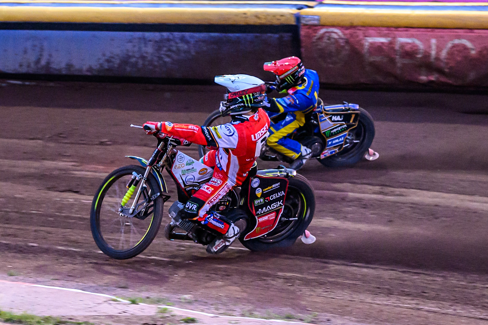 Jaimon Lidsey of Belle Vue Aces   in White locks up on the inside of Jack Holder of Sheffield Tigers  in Red during the Rowe Motor Oil Premiership match between Sheffield Tigers and Belle Vue Aces at Owlerton Stadium, Sheffield on Monday 11th August 2025. (Photo: Ian Charles | MI News)