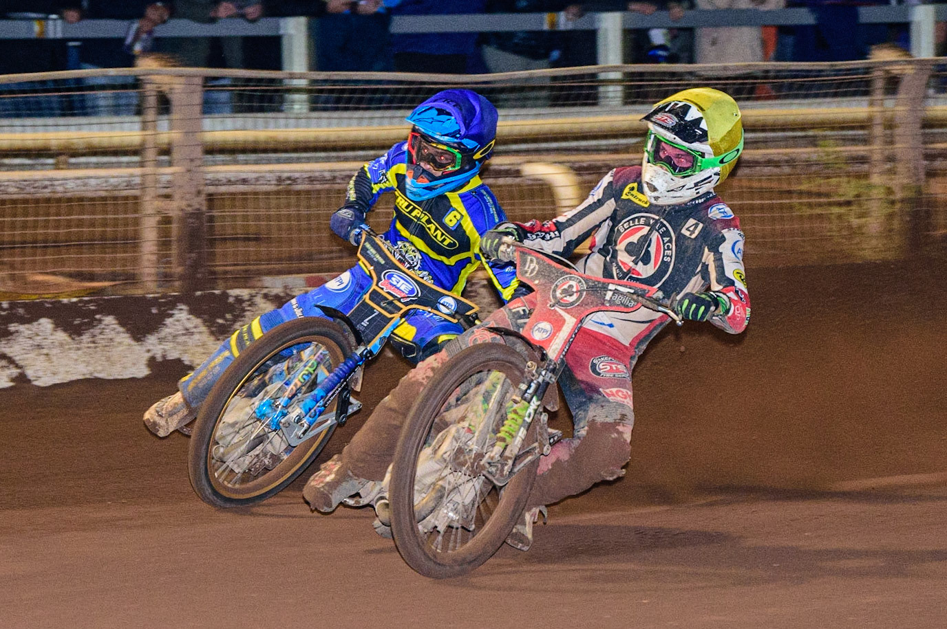 Charles Wright  (Yellow) inside Justin Sedgmen  (Blue)during the SGB Premiership match between Sheffield Tigers and Belle Vue Aces at Owlerton Stadium, Sheffield on Thursday 22nd September 2022. (Credit: Ian Charles | MI News)