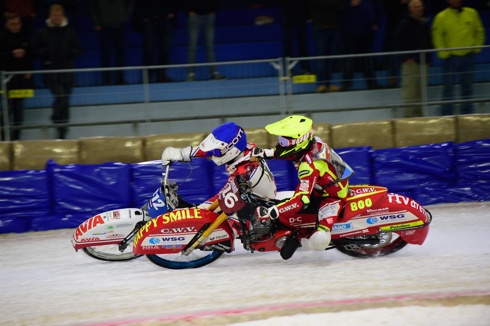 HEERENVEEN, NL. APR 1. Jasper Iwema (Yellow) battles with Niek Schaap (Blue)  during the ROLOEF THIJS BOKAAL  at Ice Rink Thialf, Heerenveen on Friday 1st April 2022. (Credit: Ian Charles | MI News)