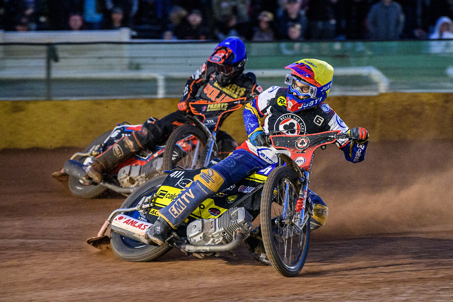 Paco Castagna (Yellow) inside Leon Flint (Blue) during the Sports Insure Premiership match between Wolverhampton Wolves and Belle Vue Aces at Monmore Green Stadium, Wolverhampton on Monday 29th May 2023. (Photo: Ian Charles | MI News)