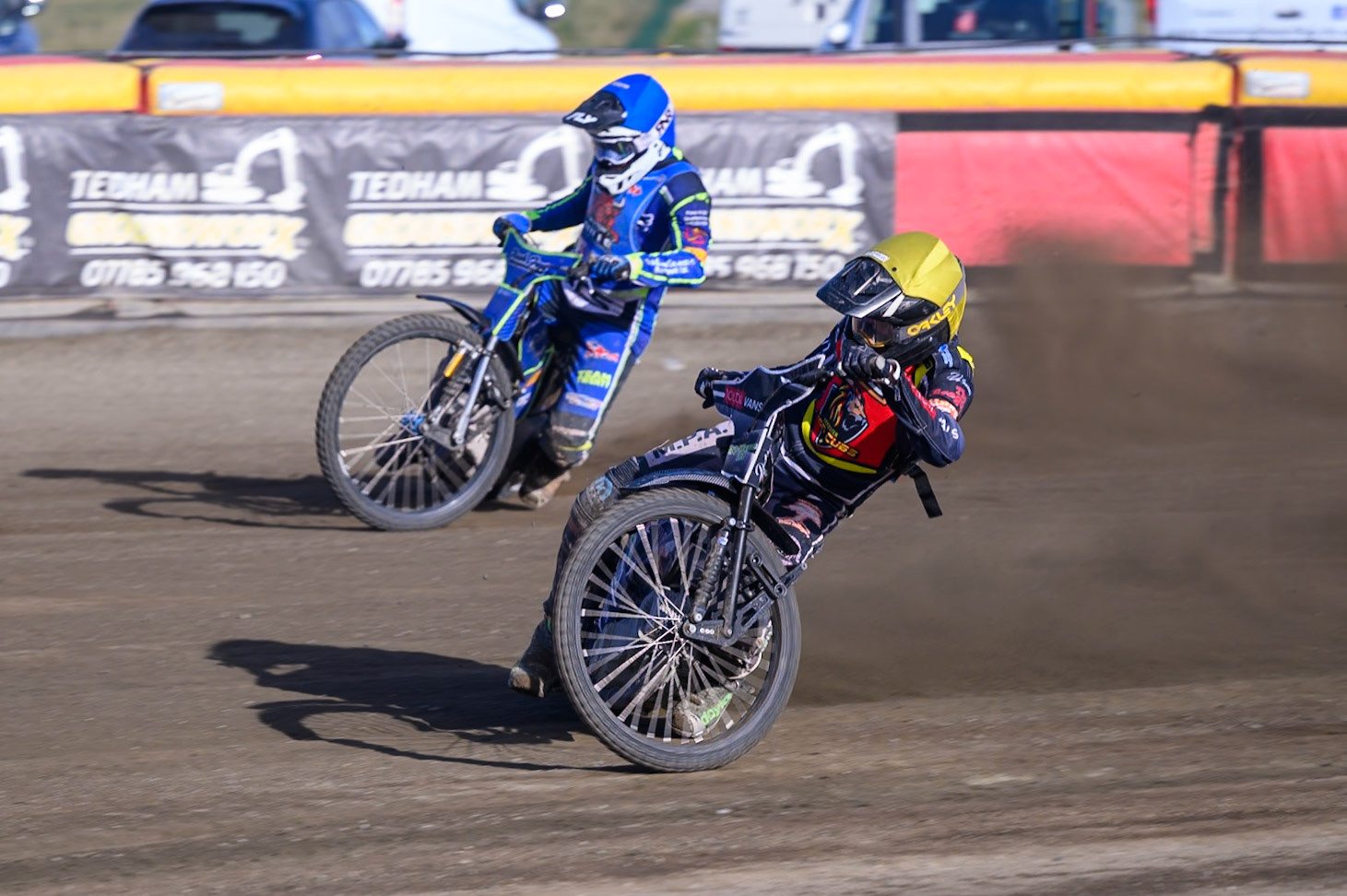 Seth Norman of Leicester Lion Cubs   in Yellow rides inside Arran Butcher of Buxton Bulls   in Blue during the WSRA National Development League match between Buxton Bulls and Leicester Lion Cubs at Hi-Edge Speedway, Buxton on Sunday 4th October 2026. (Photo: Ian Charles | MI News)