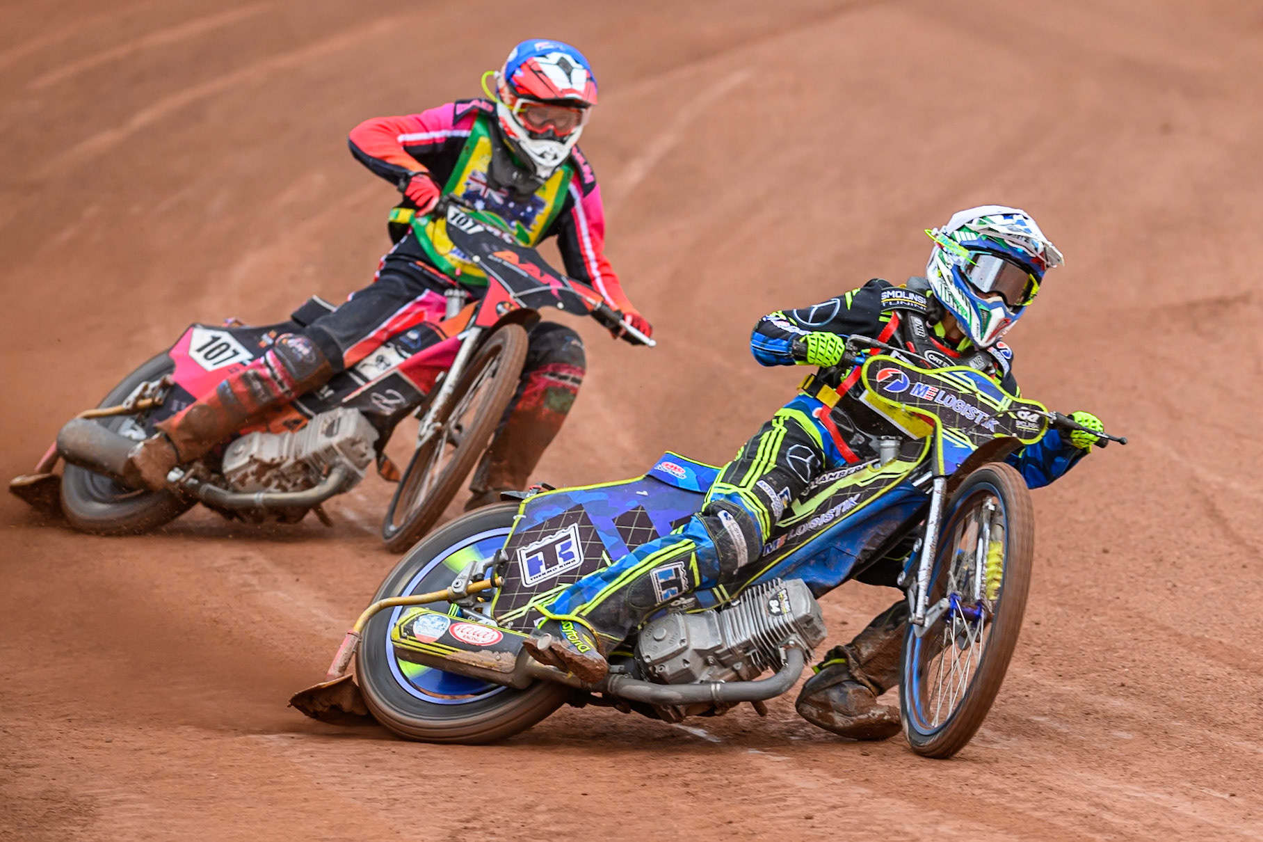Patricia Erhart of Germany in White leading Alex Adamson of Australia in Blue during the FIM SGP2 Qualifying Round at the Peugeot Ashfield Stadium in Glasgow on Saturday 24th May 2025. (Photo: Ian Charles | MI News)