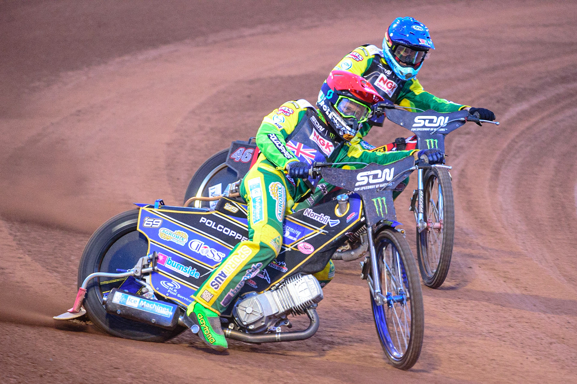 MANCHESTER, UK. OCT 16TH Jason Doyle of Australia (Red) outside Max Fricke of Australia (Blue) during the Monster Energy FIM Speedway of Nations at the National Speedway Stadium, Manchester on Saturday  16th October 2021. (Credit: Ian Charles | MI News)