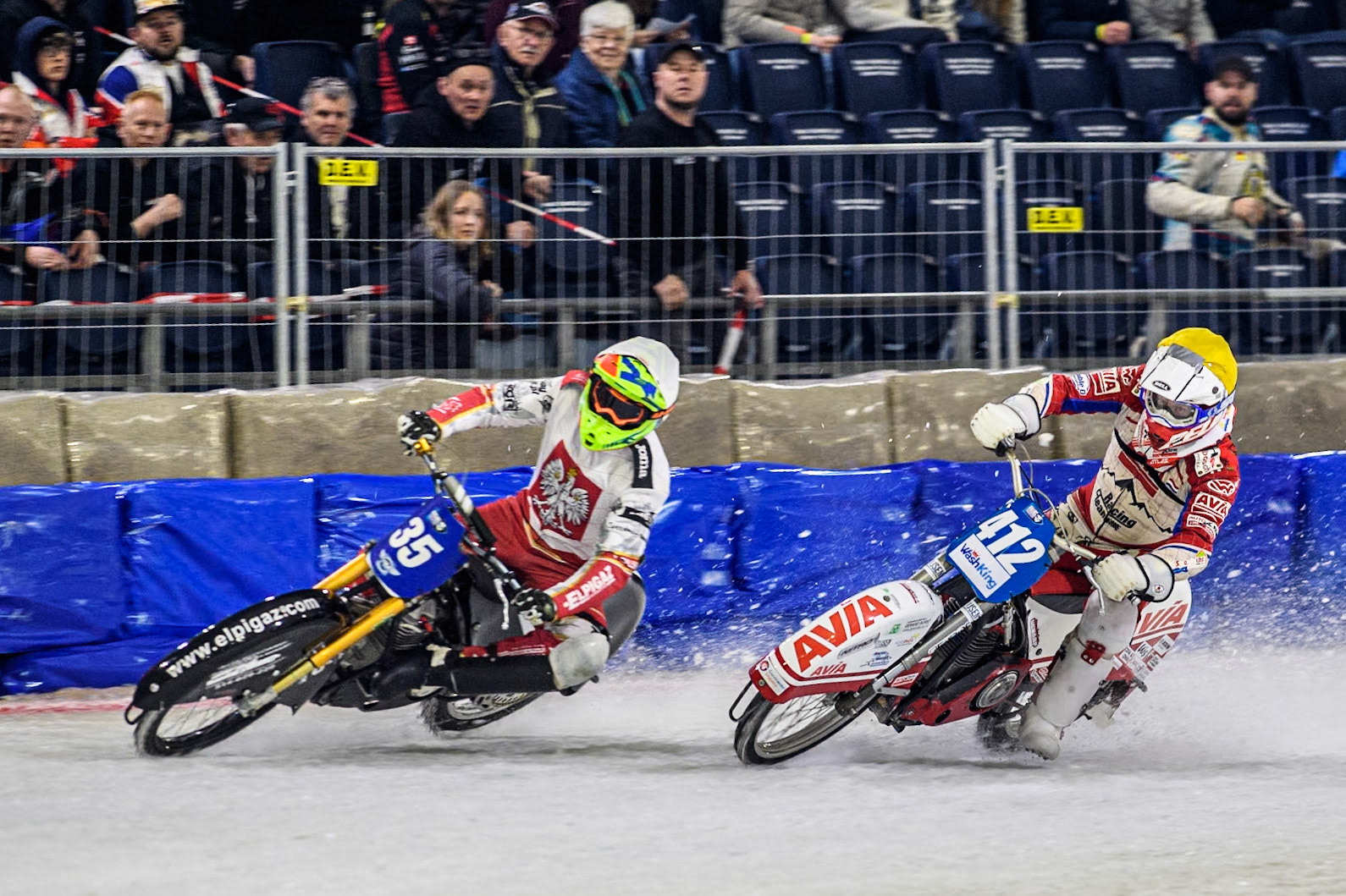 Niek Schaap of The Netherlands in Yellow rides inside Michał Knapp of Poland in White during the Roelof Thijs Bokaal at Ice Rink Thialf, Heerenveen, The Netherlands on Friday 5th April 2024. (Photo: Ian Charles | MI News)