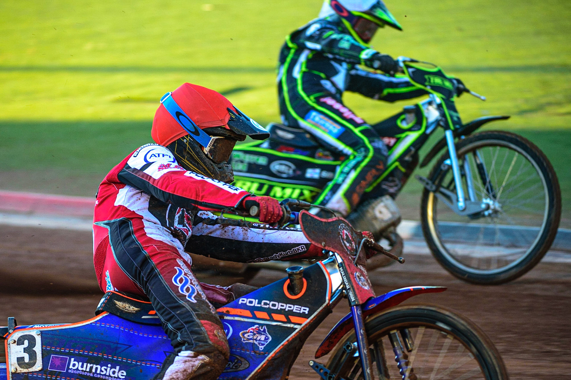 Brady Kurtz  (Red) outside Danny King  (White) during the SGB Premiership match between Belle Vue Aces and Ipswich Witches at the National Speedway Stadium, Manchester on Monday 8th August 2022. (Credit: Ian Charles | MI News)