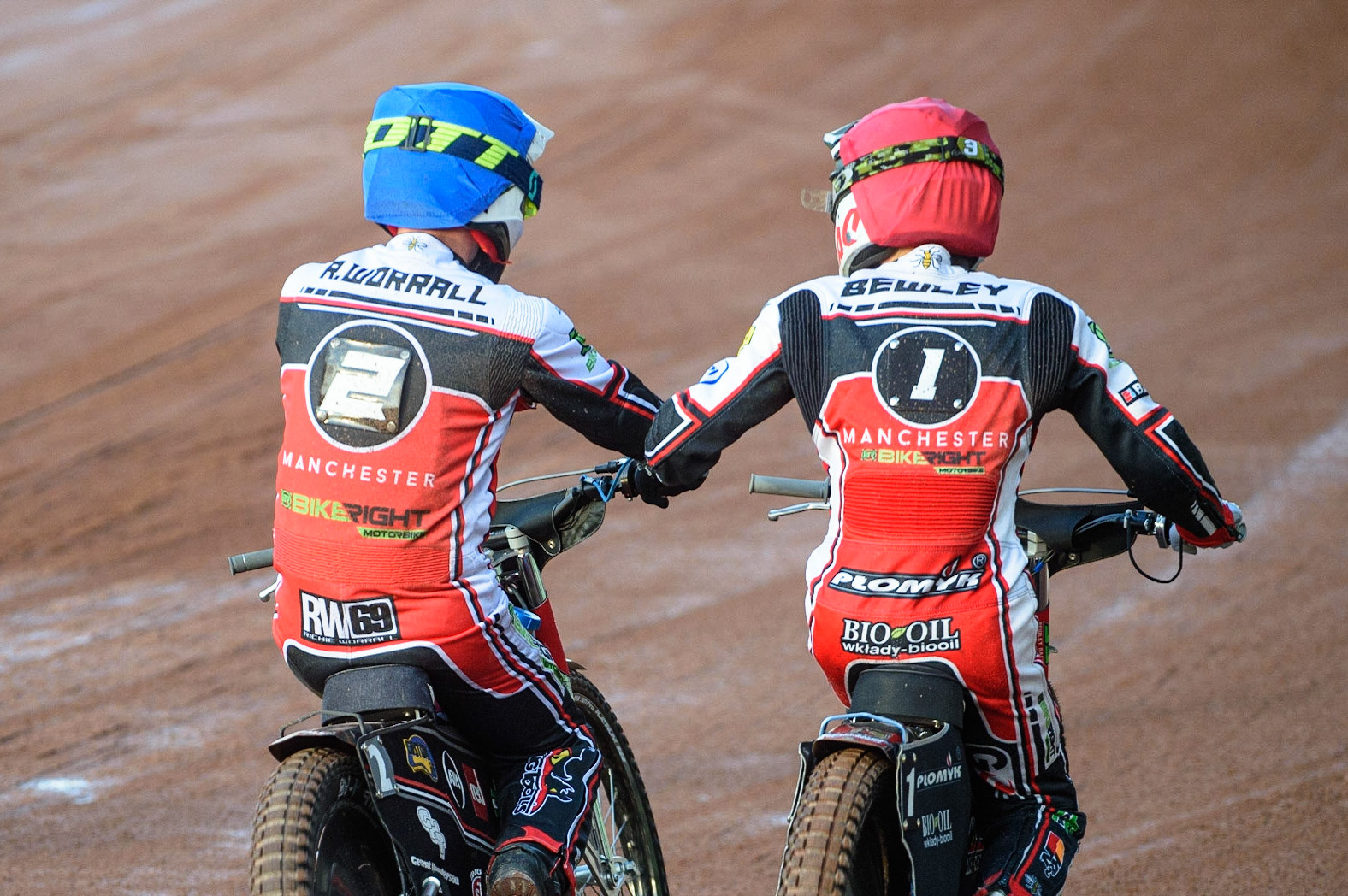 MANCHESTER, UK. AUG 9TH Dan Bewley  (Red) congratulates Richie Worrall  (Blue) after scoring maximum point for the Belle Vue BikeRight Aces  in the opening heat  during the SGB Premiership match between Belle Vue Aces and Peterborough at the National Speedway Stadium, Manchester on Monday 9th August 2021. (Credit: Ian Charles | MI News)