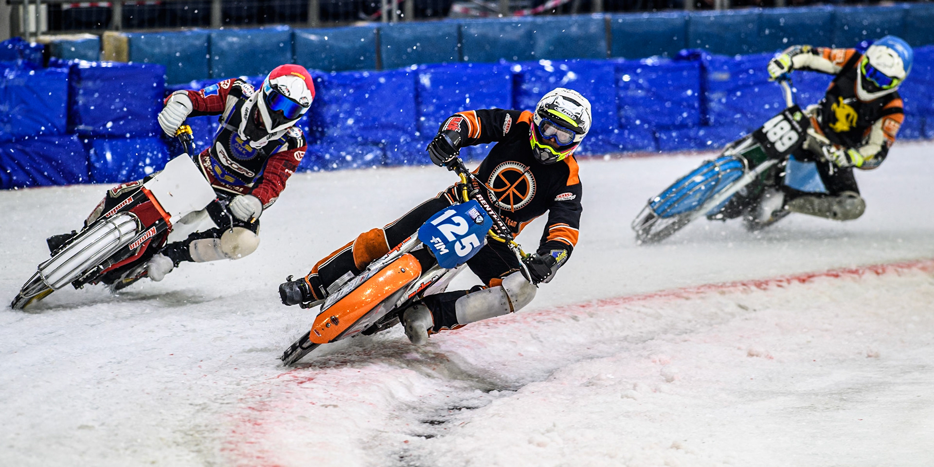 Sebastian Reitsma of The Netherlands in White rides inside Robin Häggström of Sweden in Red with Melwin Björklin of Sweden in Blue behind during the Roelof Thijs Bokaal, Ice Rink Thialf, Heerenveen, Netherlands on Friday 4th April 2025. (Photo: Ian Charles | MI News)