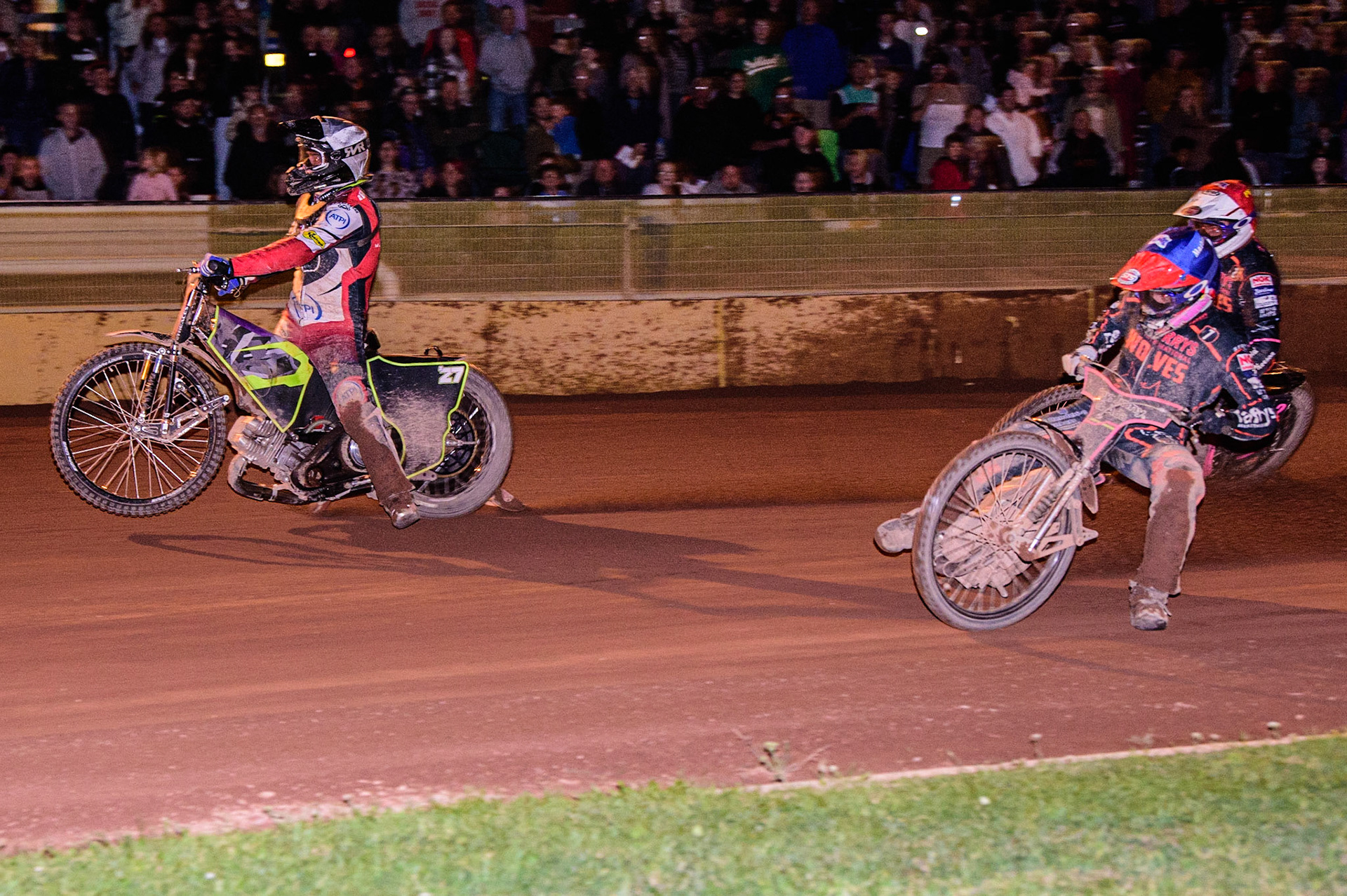 Tom Brennan (White) picks up some drive and crashes ahead of Josh Pickering (Red) and Leon Flint  (Blue) during the SGB Premiership match between Wolverhampton Wolves and Belle Vue Aces at Monmore Green Stadium, Wolverhampton on Monday 29th August 2022. (Credit: Ian Charles | MI News)