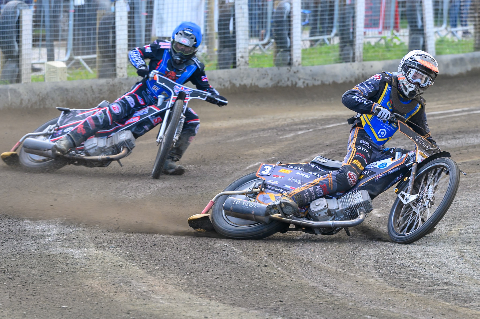 Ryan Ingram, Guest Rider for Edinburgh Monarchs Academy  in White leading Jack Shimelt of Buxton Bulls in Blue during the WSRA National Development League match between Buxton Bulls and Edinburgh Monarchs Academy at Hi-Edge Speedway, Buxton on Sunday 14th June 2026. (Photo: Ian Charles | MI News)