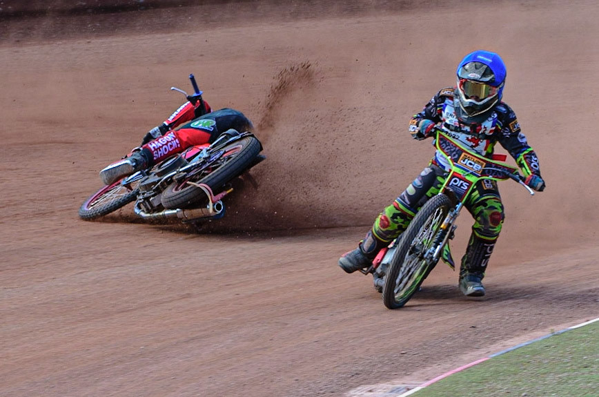 MANCHESTER, UK. JUN 3RD Charlie Wood (33) (Red) crashes behind William Cairns (145)  (Blue) during the British Youth Speedway Championship (Round 4)  at the National Speedway Stadium, Manchester on Friday 3rd June 2022. (Credit: Ian Charles | MI News)