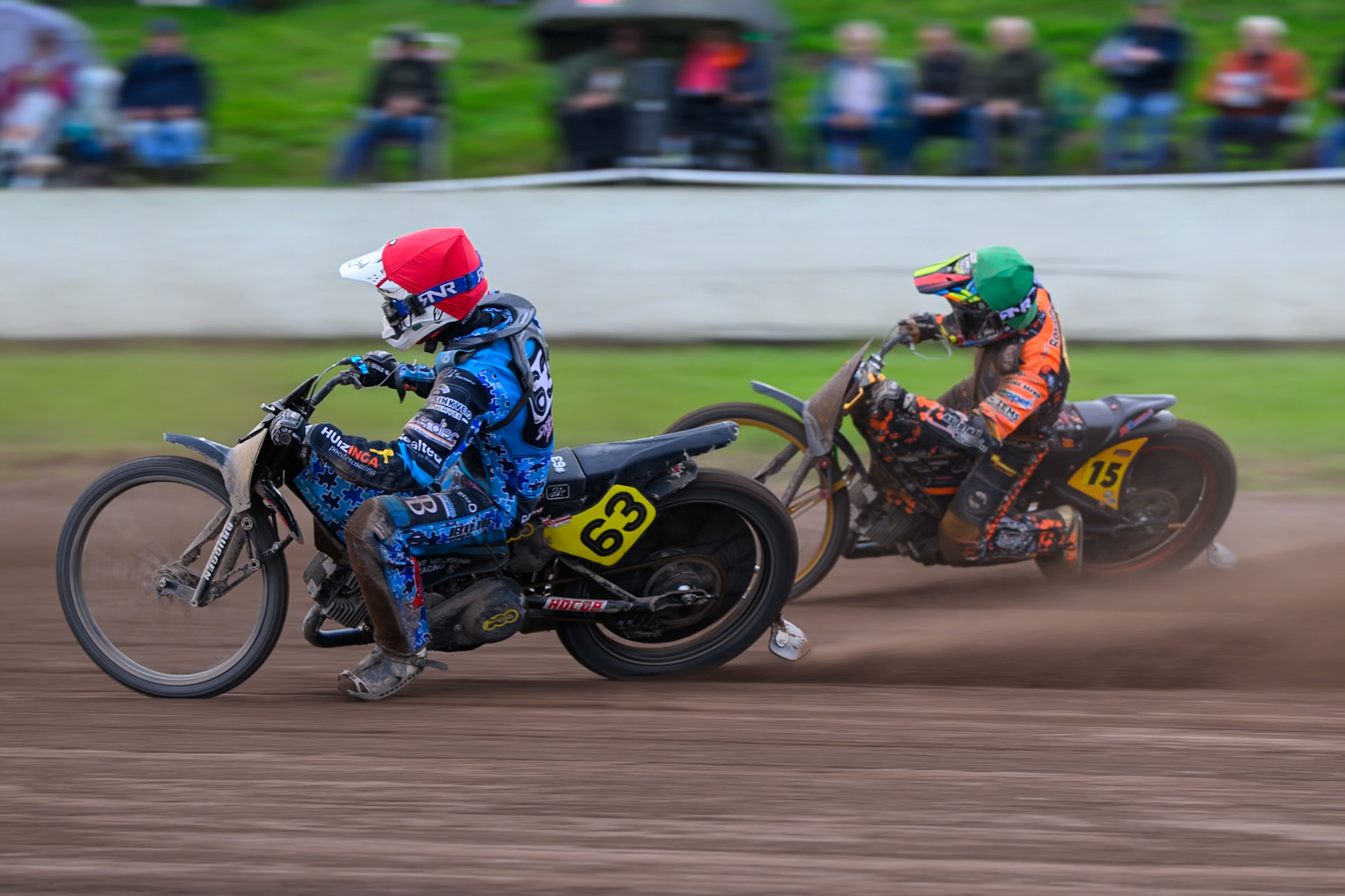 Dave Meijerink (63) of The Netherlands in Red rides inside Wild Card Rider Romano Hummel (15) of The Netherlands in Green during the FIM Long Track World Championship Final 4, at the Speed Centre Roden, Netherlands on Sunday 21st September 2025. (Photo: Ian Charles | MI News)during the FIM Long Track World Championship Final 4, at the Speed Centre, Roden on Sunday 21st September 2025. (Photo: Ian Charles | MI News)