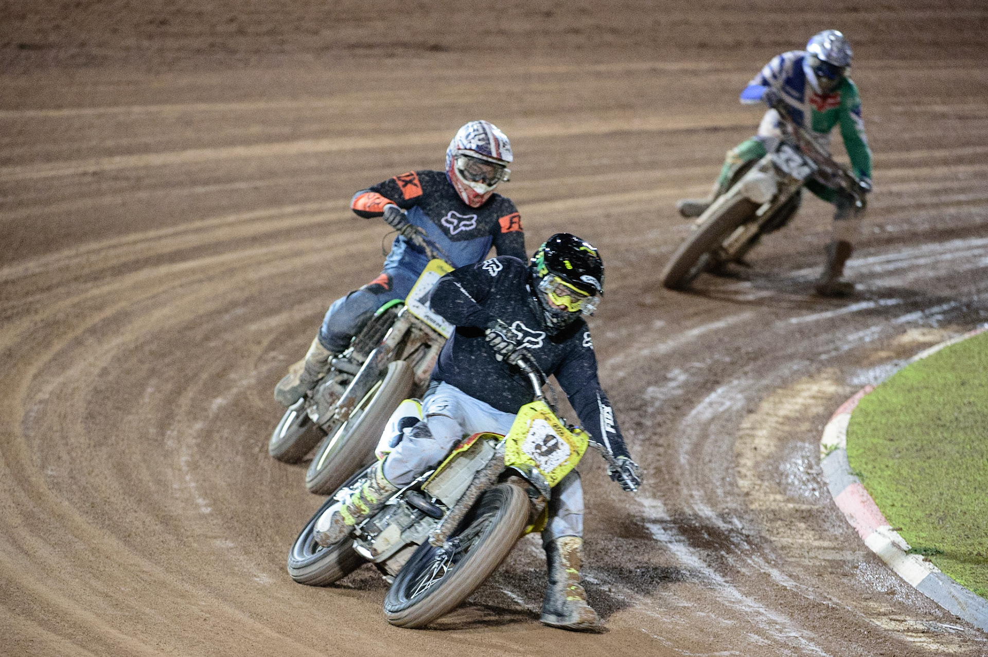 MANCHESTER, UK. OCT 30TH   Richard May (9)  leads Tom Moore (137)  during the Manchester Masters Sidecar Speedway and Flat Track Racing at the National Speedway Stadium, Manchester on Saturday 30th October 2021. (Credit: Ian Charles | MI News)