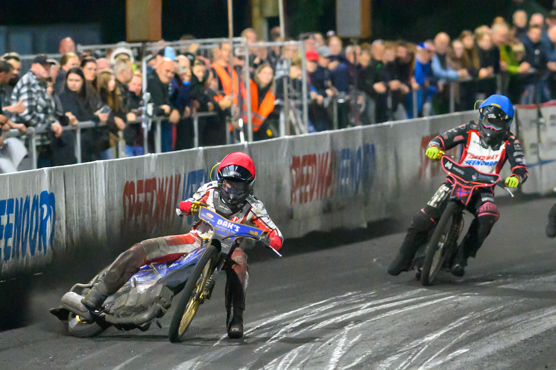 Jacob D. Jensen of Denmark in Red leading Glenn Moi of Norway in Blue during the Gouden KENNY Helm at Speedway Veenoord, Veenoord in the Netherlands on Saturday 19th September 2026. (Photo: Ian Charles | MI News)