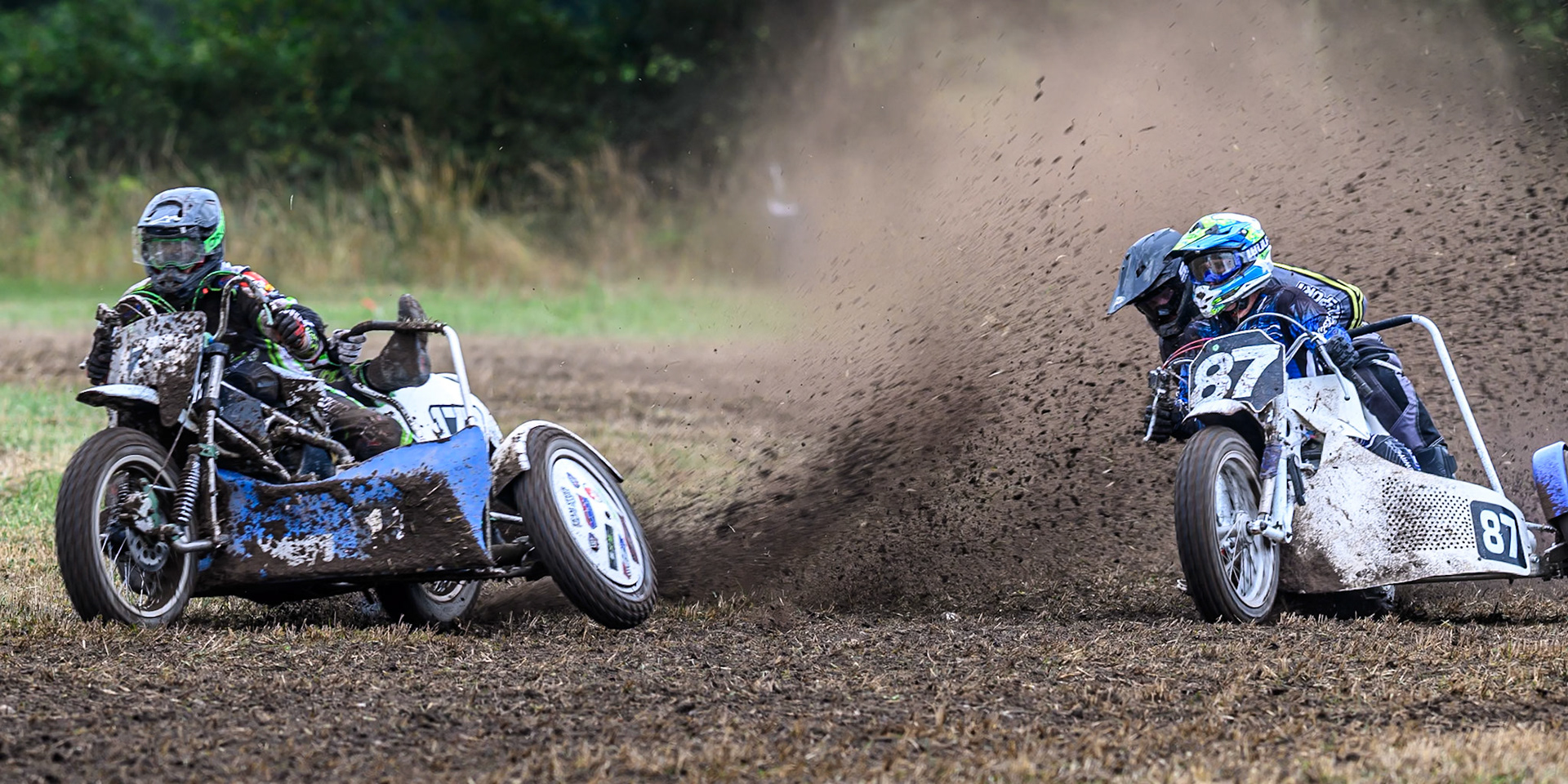 Bradley Reynolds and Conor Measor (173) on the inside of Rob Bradley and Jake Liversidge (87) in the 1000cc Sidecar class during the ACU Northern Grass Track Riders Championship at Cheshire Grass Track Club, Frog Lane, Knutsford, Cheshire on Sunday 20th July 2025. (Photo: Ian Charles | MI News)