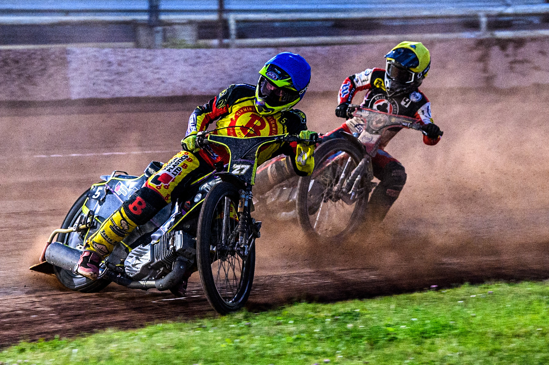 Birmingham Brummies' Tom Brennan in Blue leading Belle Vue Aces' Ben Cook in Yellow during the Rowe Motor Oil Premiership match between Birmingham Brummies and Belle Vue Aces at Perry Bar Stadium, Birmingham on Monday 29th July 2024. (Photo: Ian Charles | MI News)