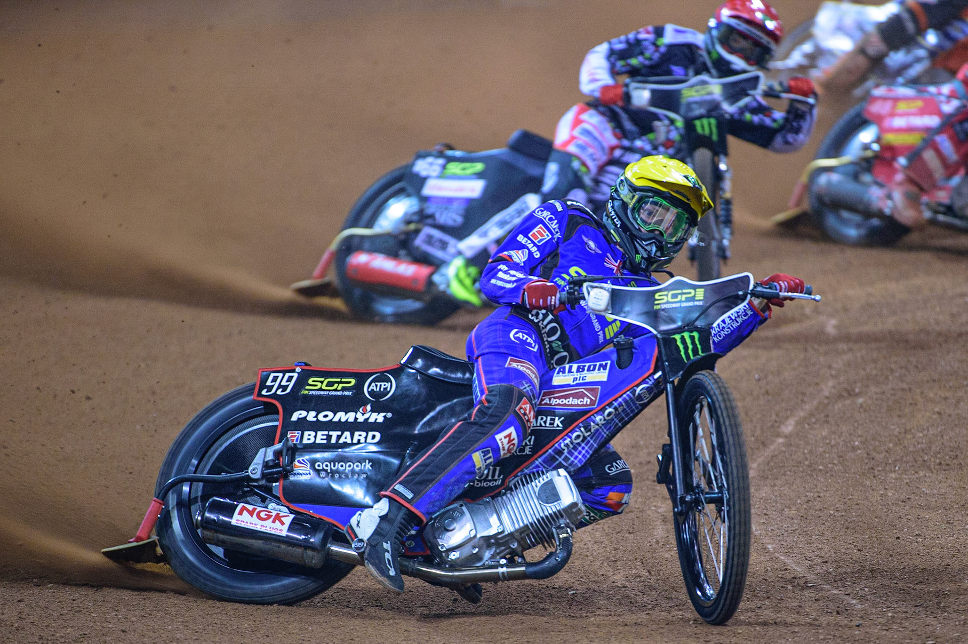 Great Britain’s Dan Bewley (99) (Yellow) leads Fredrik Lindgren (66) (Red) during the FIM  Speedway Grand Prix of Great Britain at the Principality Stadium, Cardiff on Saturday 13th August 2022. (Credit: Ian Charles | MI News