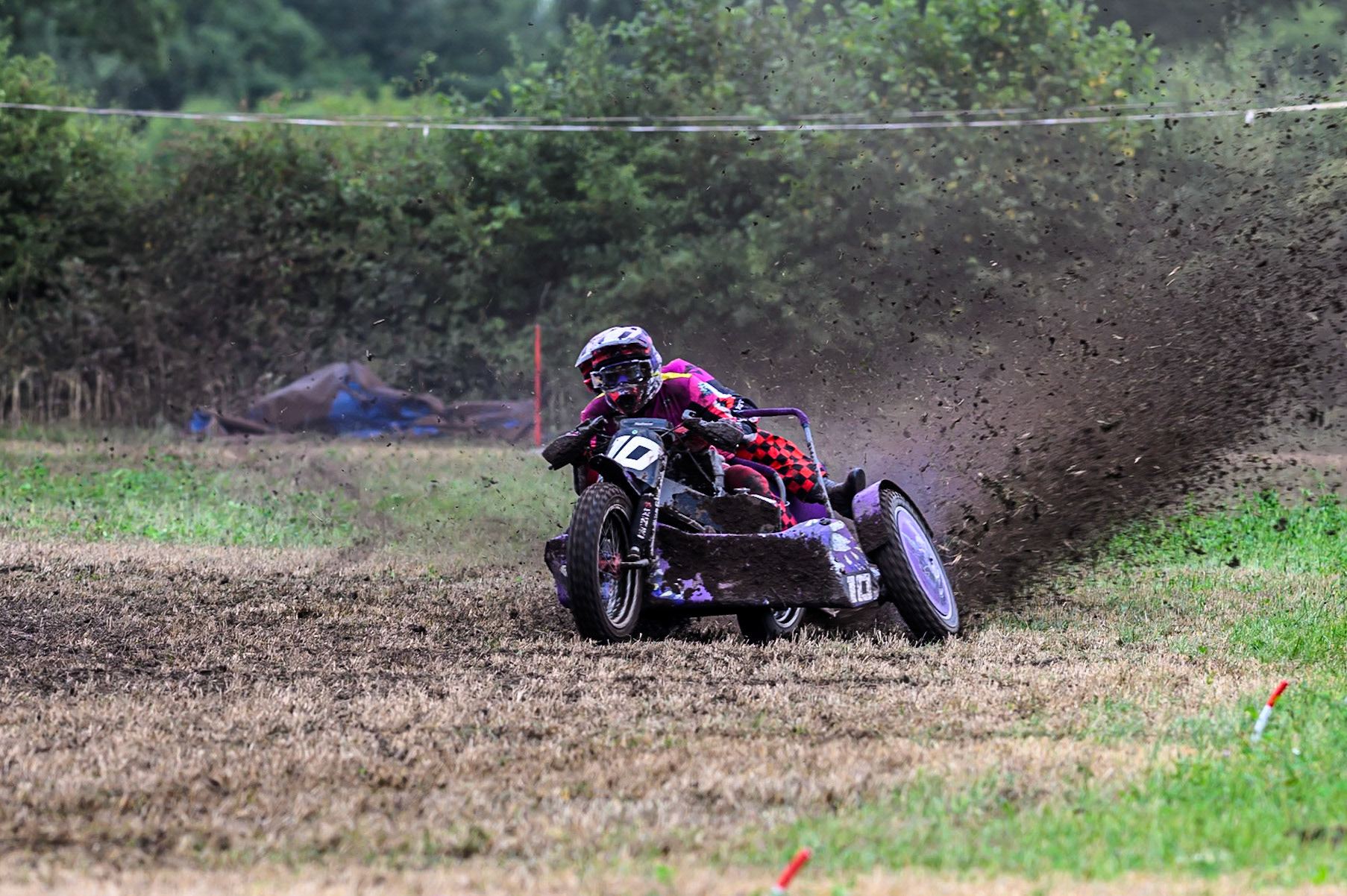 The Blondels (10) kick up the dirt in the 1000cc Sidecar class during the ACU Northern Grass Track Riders Championship at Cheshire Grass Track Club, Frog Lane, Knutsford, Cheshire on Sunday 20th July 2025. (Photo: Ian Charles | MI News)