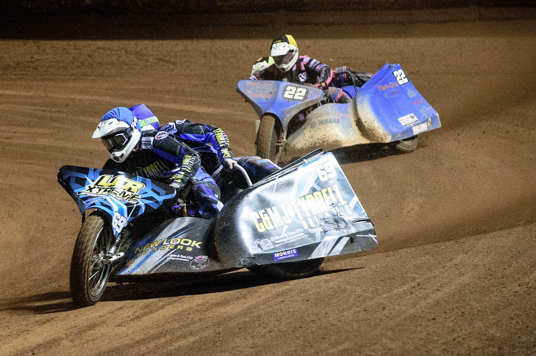 MANCHESTER, UK. OCT 30TH   Matt Tyrell &amp; Liam Brown  (Blue) leads Will Penfold &amp; Ricky Pay  (Yellow) during the Manchester Masters Sidecar Speedway and Flat Track Racing at the National Speedway Stadium, Manchester on Saturday 30th October 2021. (Credit: Ian Charles | MI News)