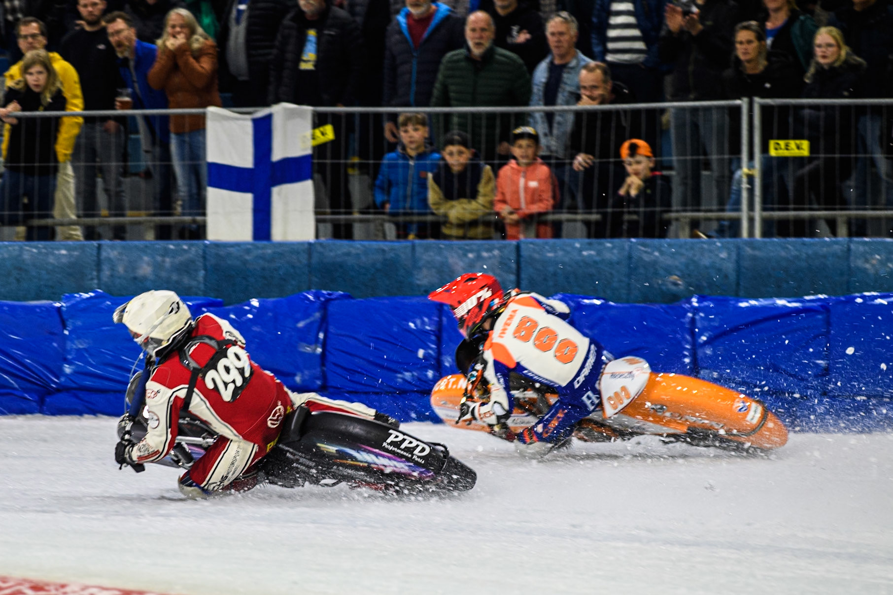 Martin Posch (299) of Austria in White rides inside Jasper Iwema (800) of The Netherlands in Red during the FIM Ice Speedway Gladiators World Championship, Final 3 at the Ice Stadium, Thialf, Heerenveen on Saturday 5th April 2025. (Photo: Ian Charles | MI News)