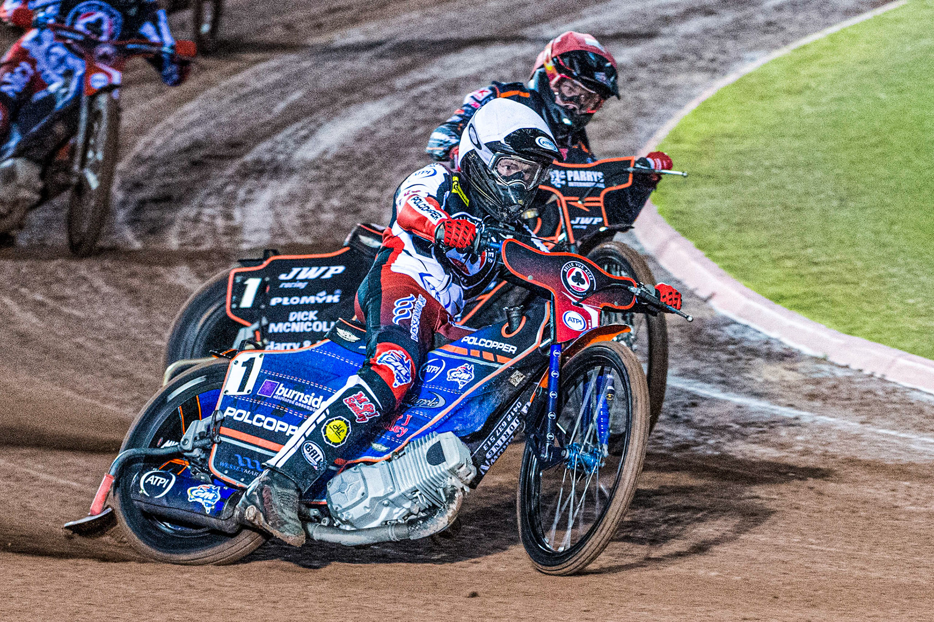 Brady Kurtz (White) passes Sam Masters (Red)  during the Grant Henderson Pairs at the National Speedway Stadium, Manchester on Thursday 27th October 2022. (Credit: Ian Charles | MI NEWS)