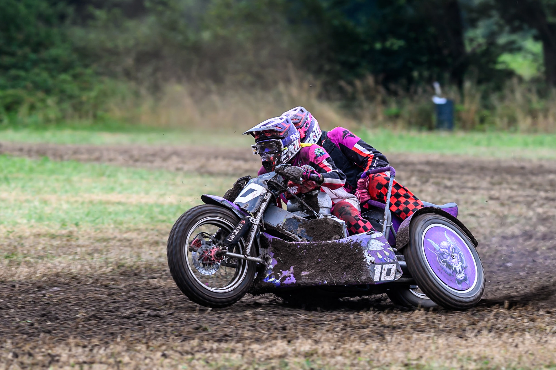 The Blondels (10) kick up the dirt in the 1000cc Sidecar class during the ACU Northern Grass Track Riders Championship at Cheshire Grass Track Club, Frog Lane, Knutsford, Cheshire on Sunday 20th July 2025. (Photo: Ian Charles | MI News)