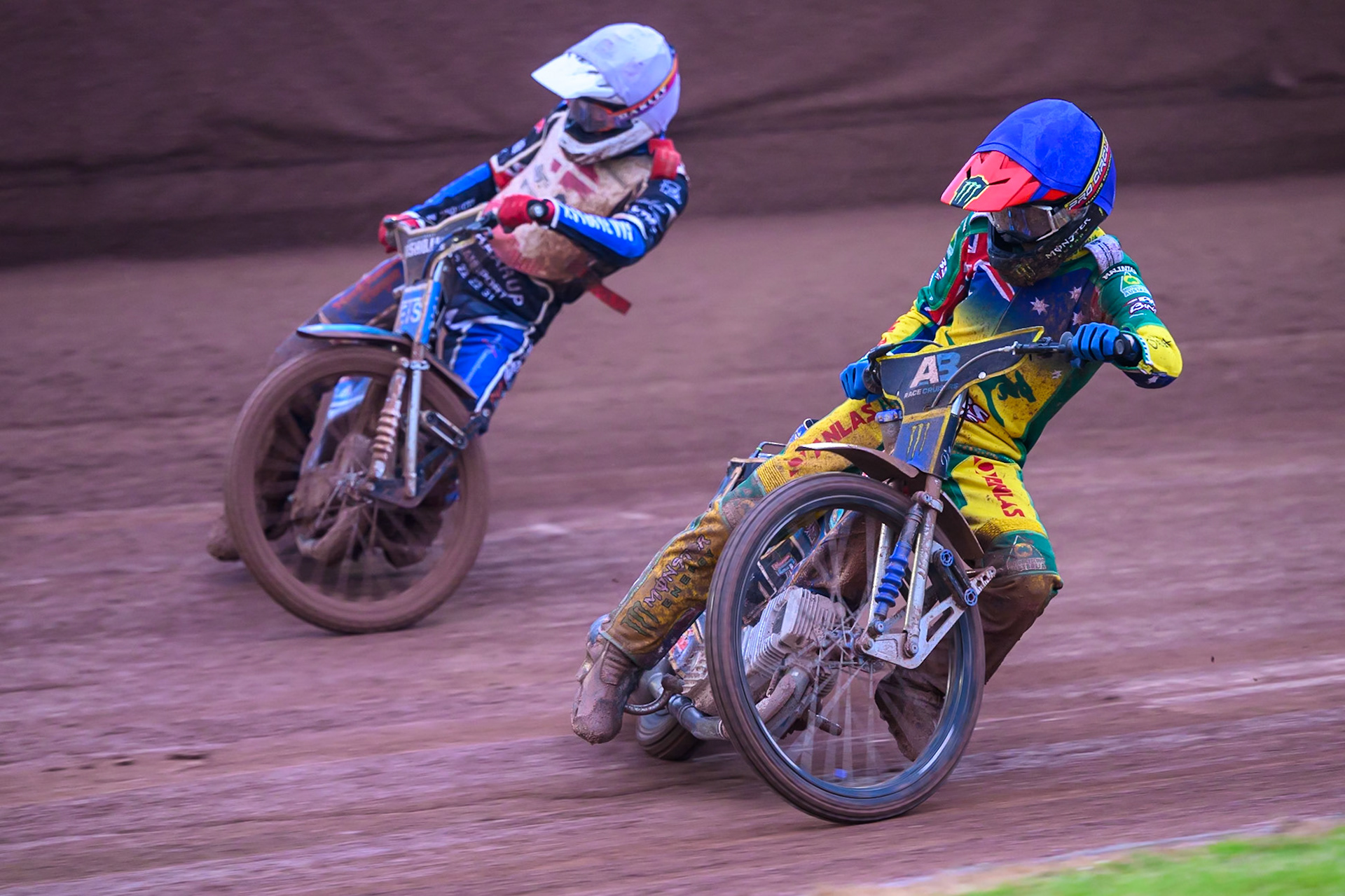 Jack Holder of Australia in Blue rides inside Frederik Jacobsen of Denmark in White during the Speedway GP Qualifying Round 3 at Allied Ashfield Stadium, Glasgow on Saturday 30th May 2026. (Photo: Ian Charles | MI News)