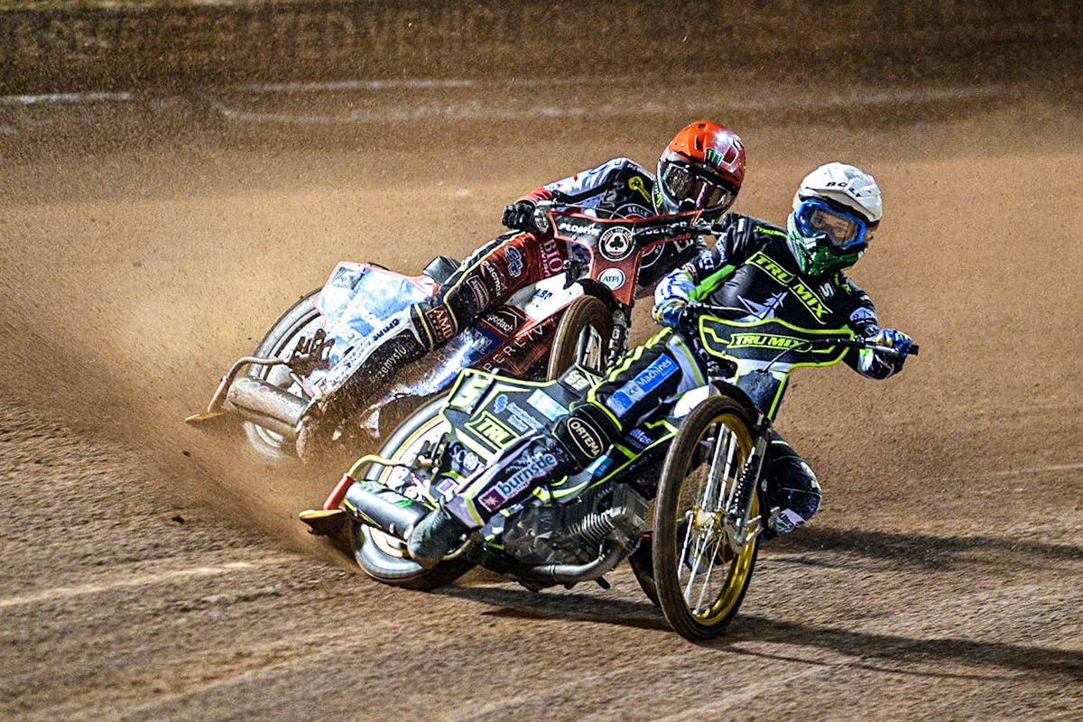 Jason Doyle (White) leads  Dan Bewley (Red) during the Sports Insure Premiership Semi Final Playoff 2nd leg match between Belle Vue Aces and Ipswich Witches at the National Speedway Stadium, Manchester on Monday 25th September 2023. (Photo: Ian Charles | MI News)