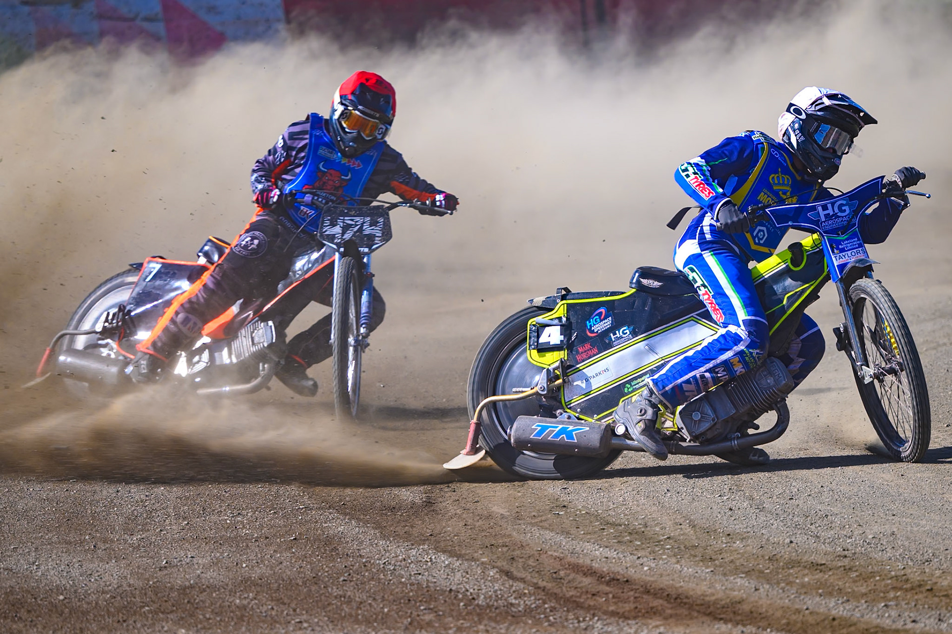 Vinnie Foord of Edinburgh Monarchs Academy in White leading Jack Roberts of Buxton Bulls in Red during the WSRA National Development League match between Buxton Bulls and Edinburgh Monarchs Academy at Hi-Edge Speedway, Buxton on Sunday 14th June 2026. (Photo: Ian Charles | MI News)