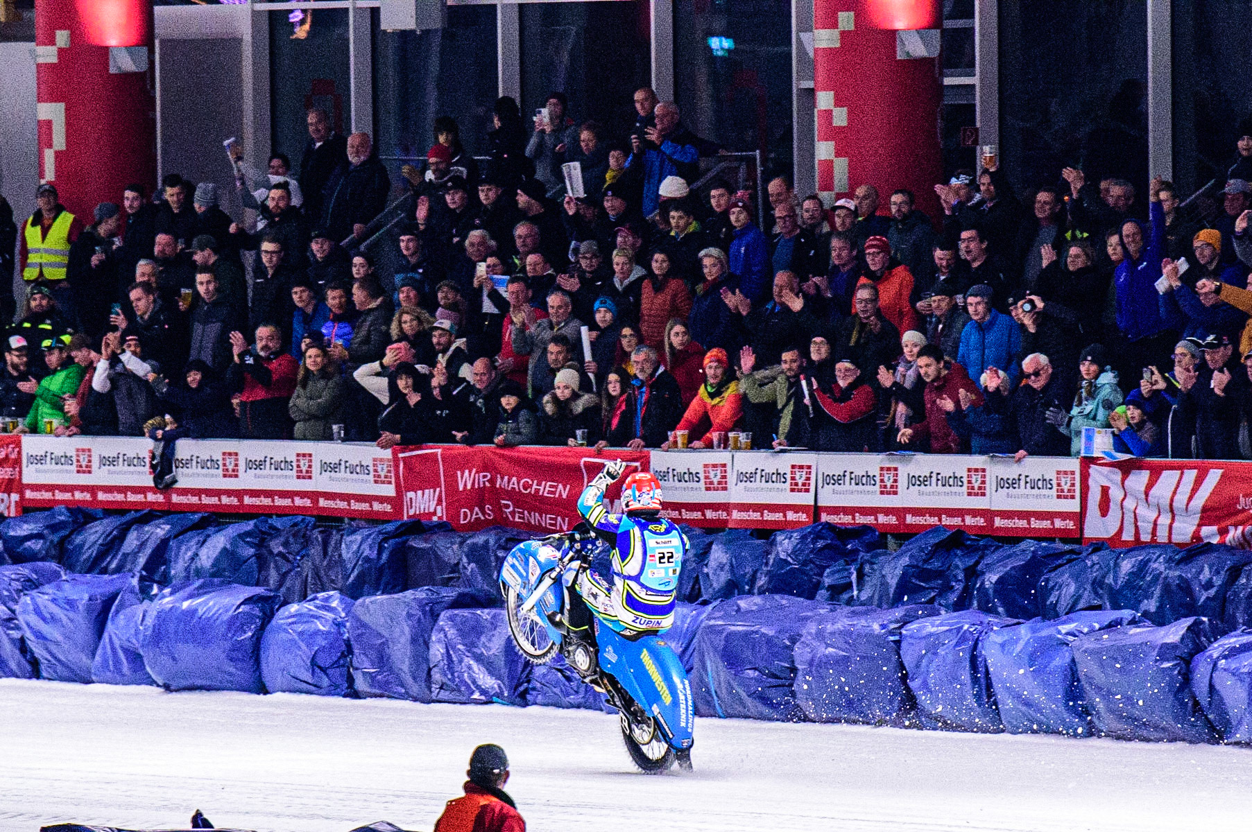 Günther Bauer waves to the crowd in his final competitive heat during the Race of Legends at the Max-Aicher-Arena, Inzell on Friday 17th March 2023. (Photo: Ian Charles | MI News)