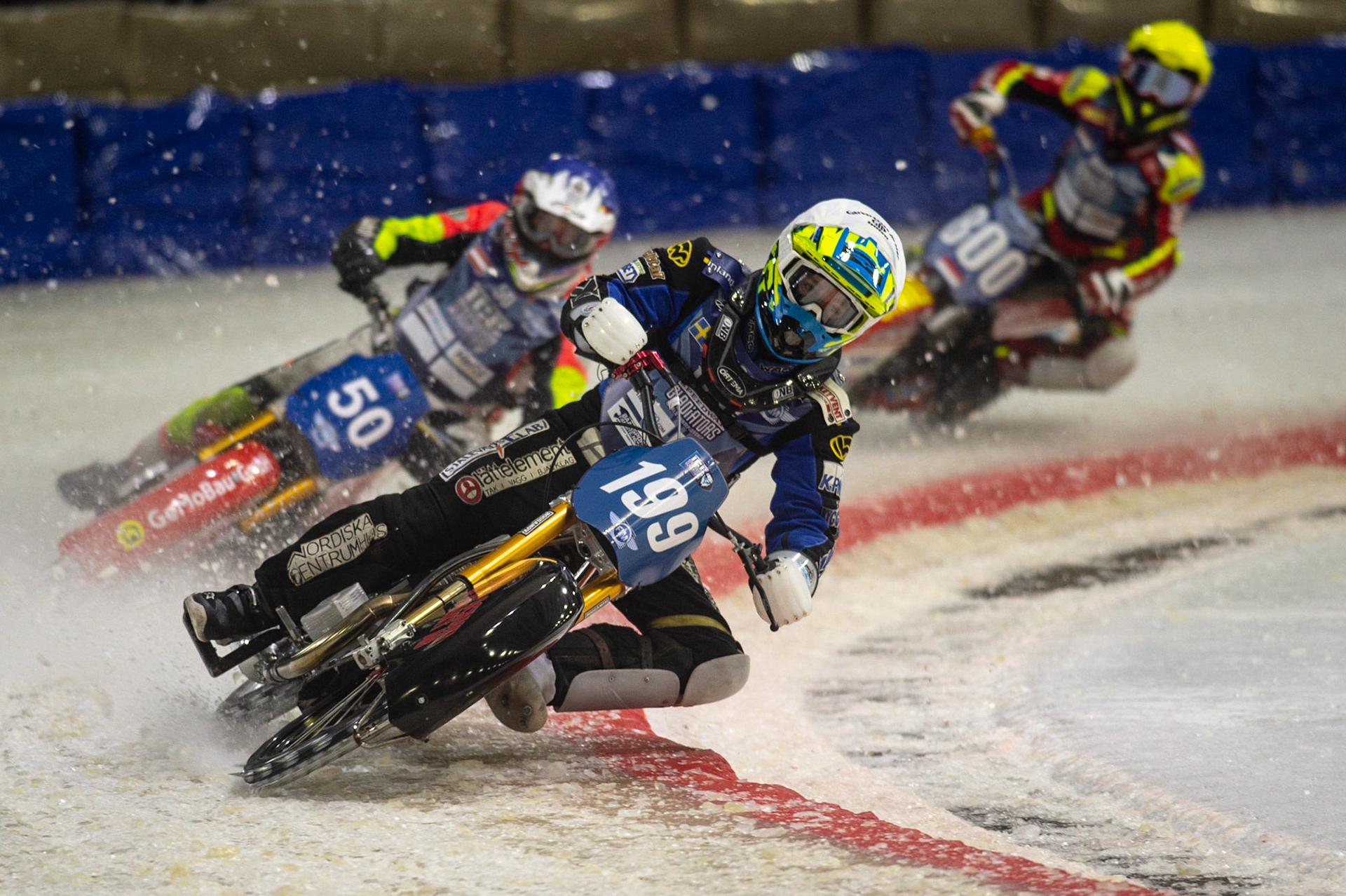 HEERENVEEN, NL.Martin Hååruhiltunen (199)  (White) leads Harald Simon (50) (Blue) and Jasper Iwema (800) (Yellow)  during the FIM Ice Speedway Gladiators World Championship Final 3 at Ice Rink Thialf, Heerenveen on Saturday  2 April 2022. (Credit: Ian Charles | MI News)