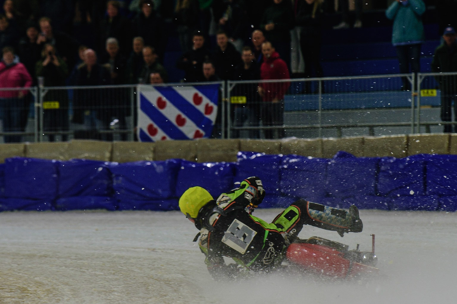 HEERENVEEN, NL. APR 1. Benedikt Monn loses control and starts to spin off in the Final  during the ROLOEF THIJS BOKAAL  at Ice Rink Thialf, Heerenveen on Friday 1st April 2022. (Credit: Ian Charles | MI News)