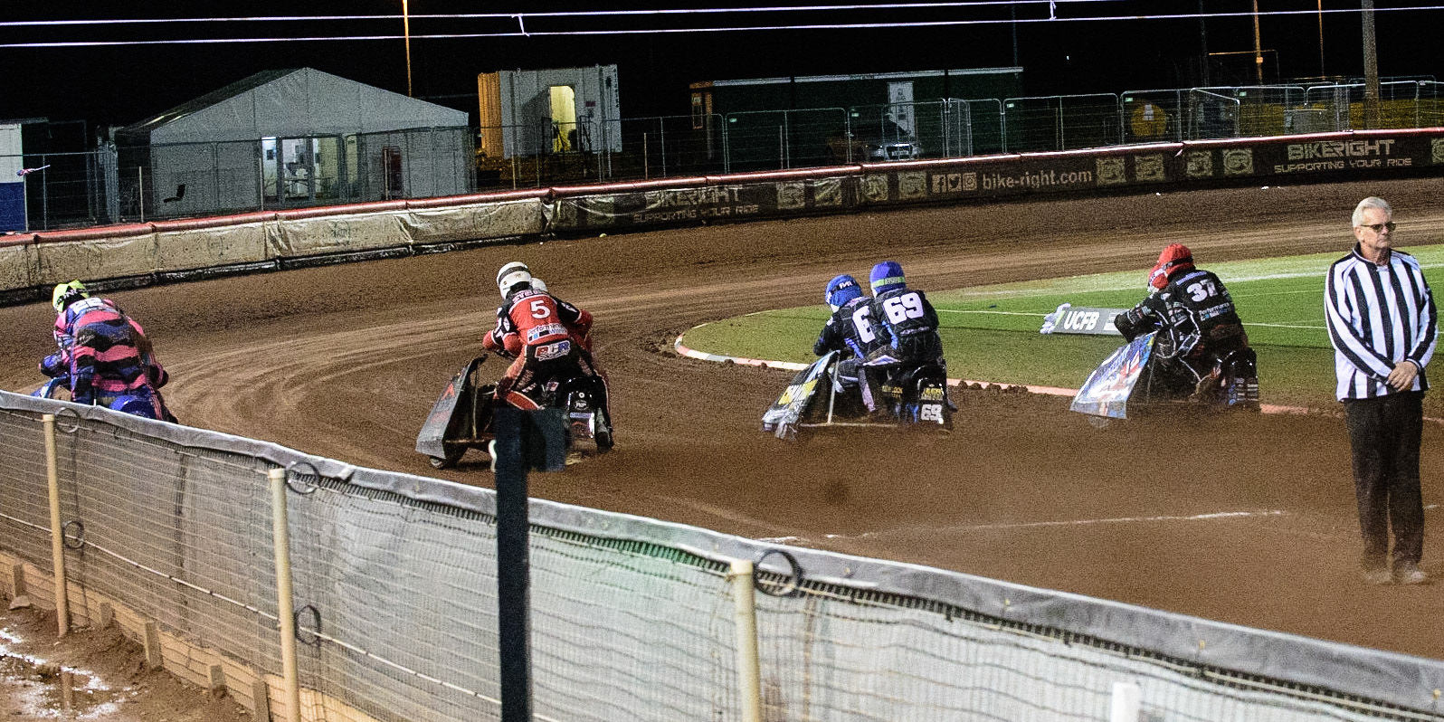 MANCHESTER, UK. OCT 30TH   The start of the final during the Manchester Masters Sidecar Speedway and Flat Track Racing at the National Speedway Stadium, Manchester on Saturday 30th October 2021. (Credit: Ian Charles | MI News)