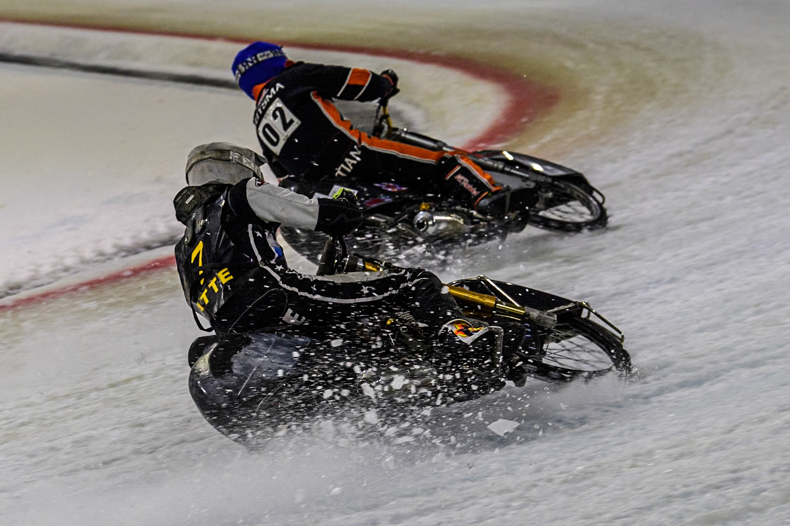 Atte Suolammi of Finland in White chases Sebastian Reitsma of The Netherlands in Blue during the Roelof Thijs Bokaal at Ice Rink Thialf, Heerenveen, The Netherlands on Friday 5th April 2024. (Photo: Ian Charles | MI News)