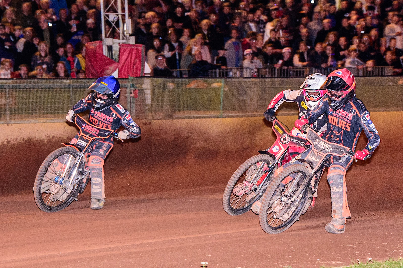 Sawith Luke Becker  (Blue) outside himm Masters  (Red) leads Brady Kurtz  (White)  during the SGB Premiership match between Wolverhampton Wolves and Belle Vue Aces at Monmore Green Stadium, Wolverhampton on Monday 29th August 2022. (Credit: Ian Charles | MI News)