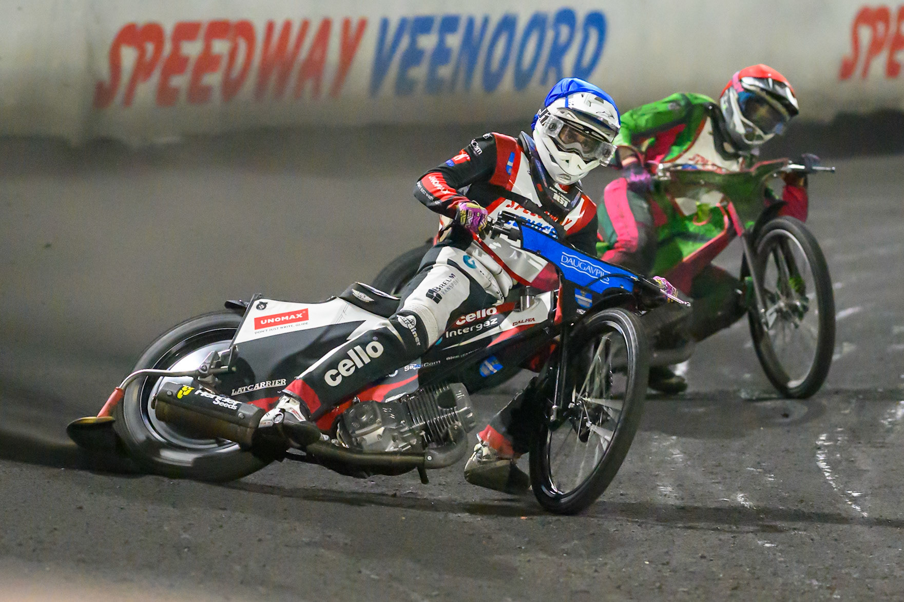 Cristian Zubillaga of Argentina in Blue leading Zoltan Lovas of Hungary in Red during the Gouden KENNY Helm at Speedway Veenoord, Veenoord in the Netherlands on Saturday 19th September 2026. (Photo: Ian Charles | MI News)