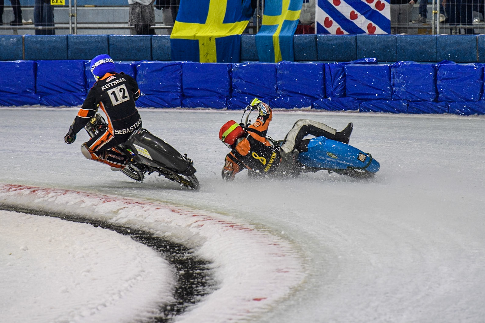 Melwin Björklin of Sweden falls when eating the Grand Final during the Roelof Thijs Bokaal, Ice Rink Thialf, Heerenveen, Netherlands on Friday 4th April 2025. (Photo: Ian Charles | MI News)