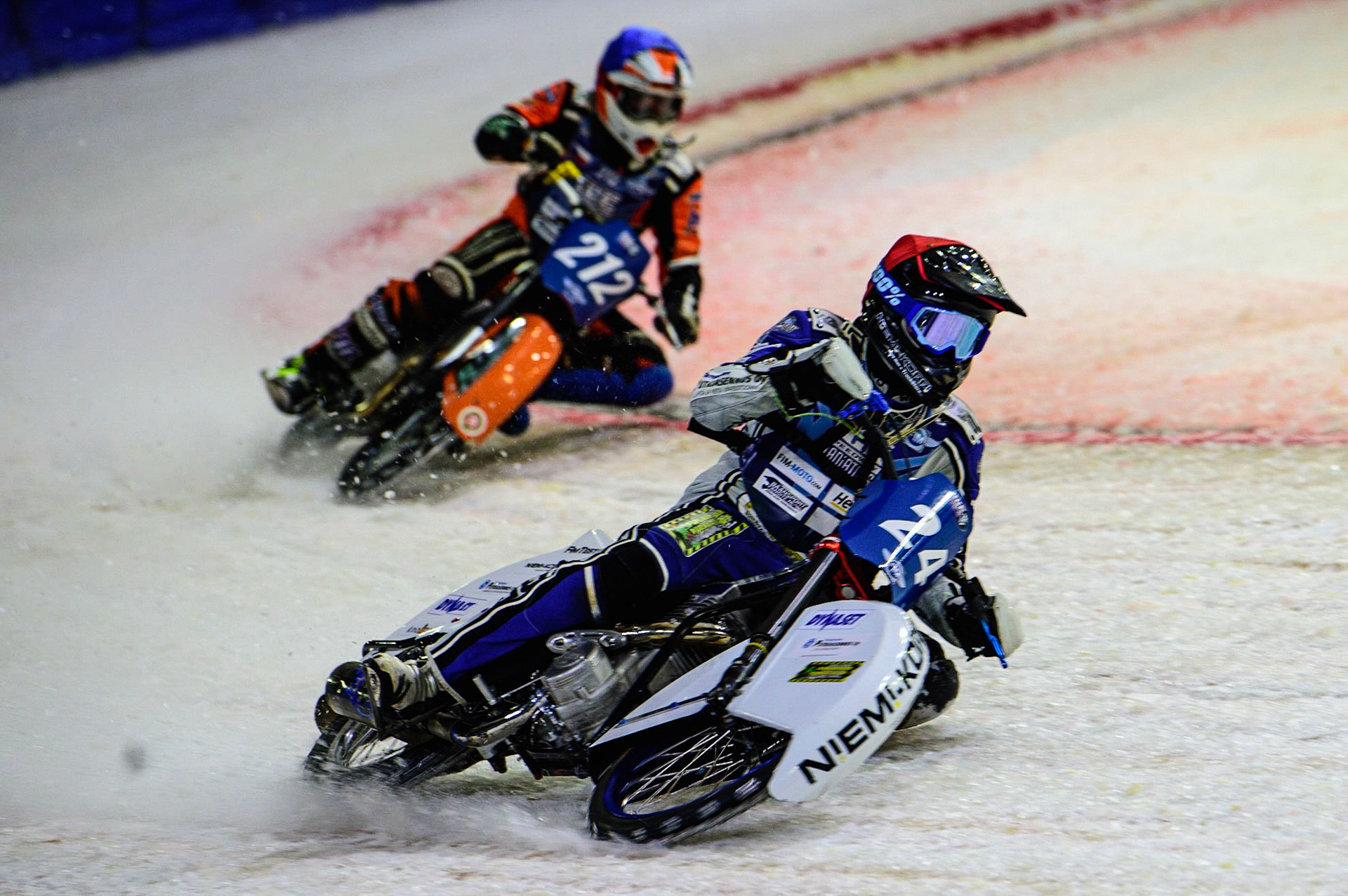 HEERENVEEN, NL.  Max Koivula (24) (Red) leads Lukas Hutla (212) (Blue)  during the FIM Ice Speedway Gladiators World Championship Final 4 at Ice Rink Thialf, Heerenveen on Sunday  3 April 2022. (Credit: Ian Charles | MI News)