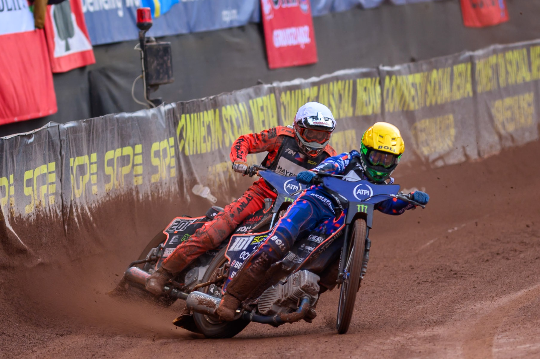 Brady Kurtz (101) of Australia in Yellow leading Jan Kvech (201) of Czech Republic in White during the ATPI  FIM Speedway GP of Manchester at the National Speedway Stadium, Manchester on Saturday 6th June 2026. (Photo: Ian Charles | MI News)