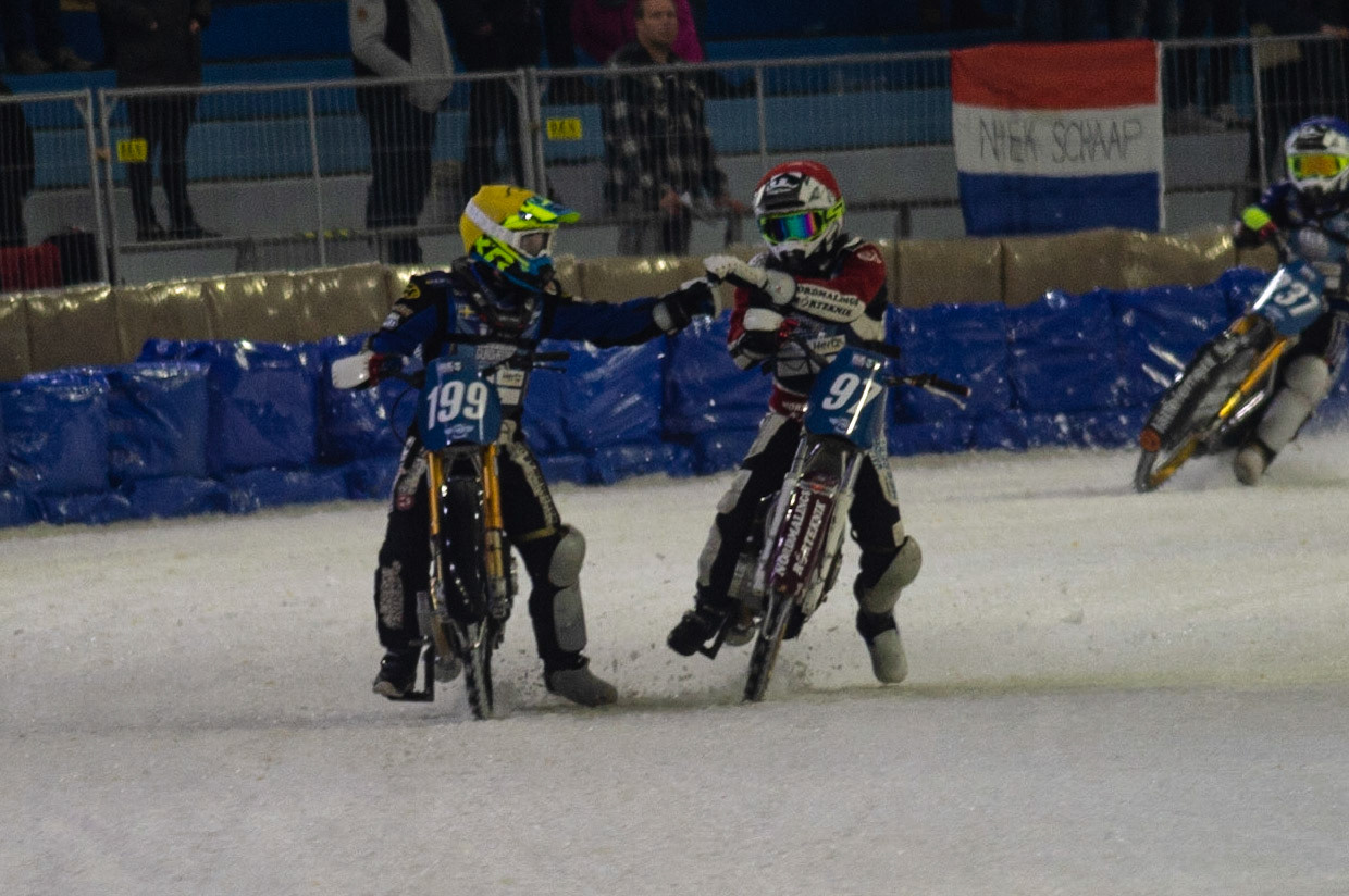 HEERENVEEN, NL. Ove Ledström (97)  congratulates Martin Hååruhiltunen (199)  on his win during the FIM Ice Speedway Gladiators World Championship Final 3 at Ice Rink Thialf, Heerenveen on Saturday  2 April 2022. (Credit: Ian Charles | MI News)