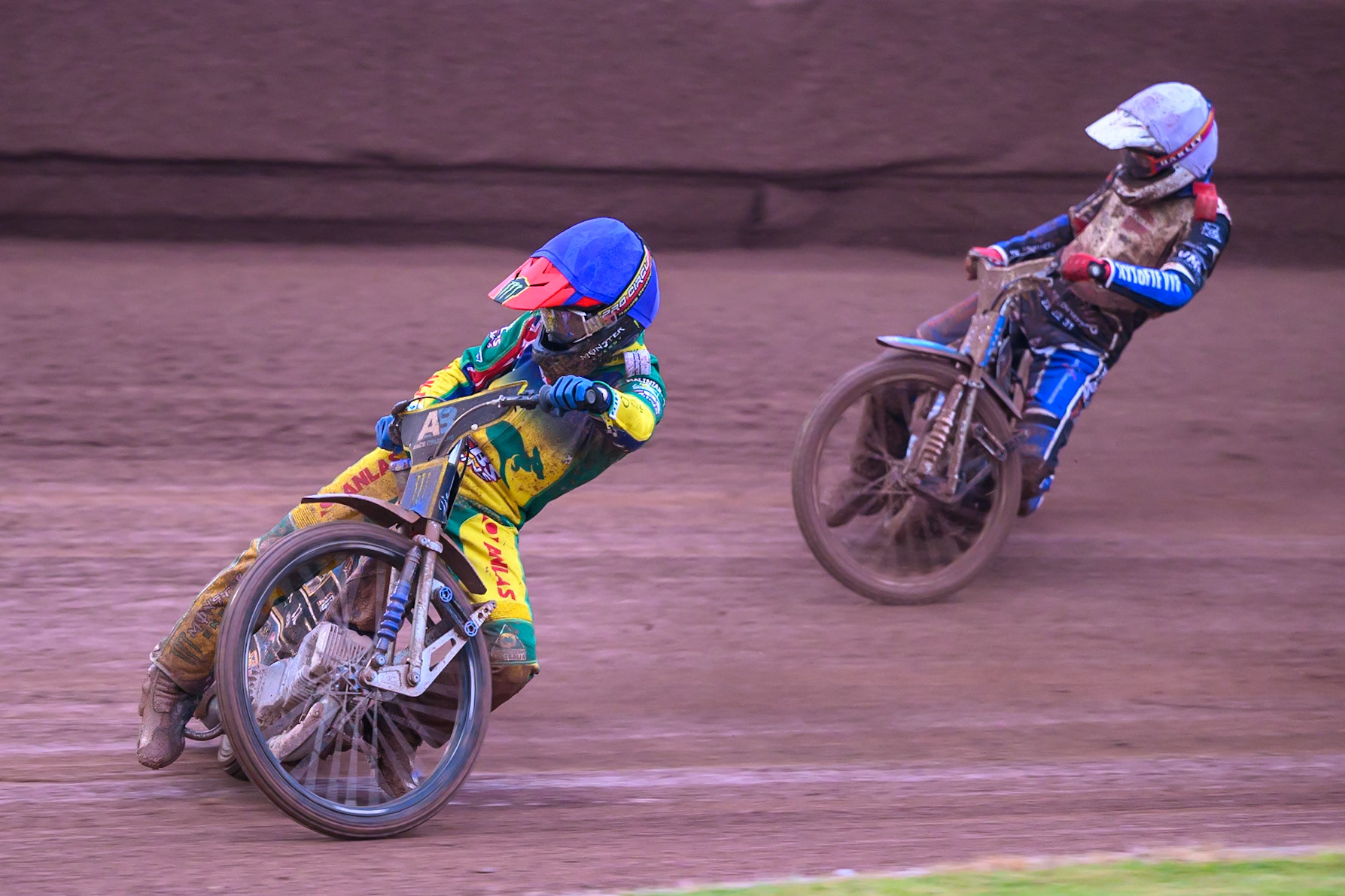 Jack Holder of Australia in Blue leading Frederik Jacobsen of Denmark in White during the Speedway GP Qualifying Round 3 at Allied Ashfield Stadium, Glasgow on Saturday 30th May 2026. (Photo: Ian Charles | MI News)