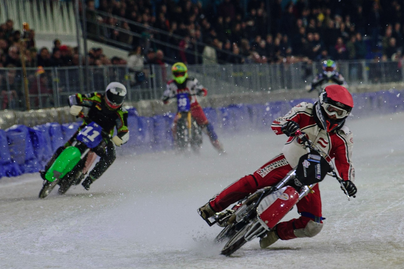 HEERENVEEN, NL. APR 1. Last Chance heat: Martin Posch (Red) leads Benedikt Monn (White), Michał Knapp (Yellow) and Philip Lageder (Blue)  during the ROLOEF THIJS BOKAAL  at Ice Rink Thialf, Heerenveen on Friday 1st April 2022. (Credit: Ian Charles | MI News)