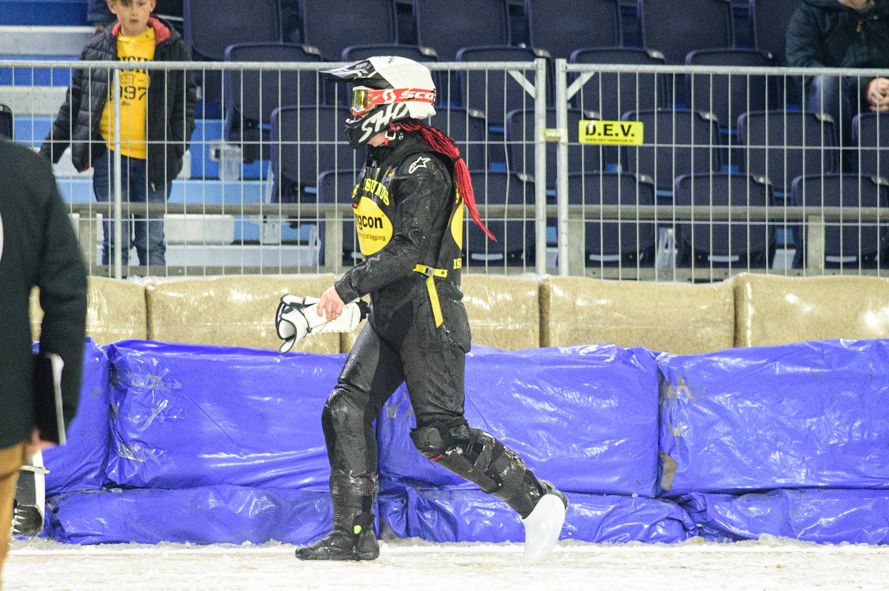 HEERENVEEN, NL. APR 1.  Annica Karlsson walks back to the pits after her fall in her last heat during the ROLOEF THIJS BOKAAL  at Ice Rink Thialf, Heerenveen on Friday 1st April 2022. (Credit: Ian Charles | MI News)