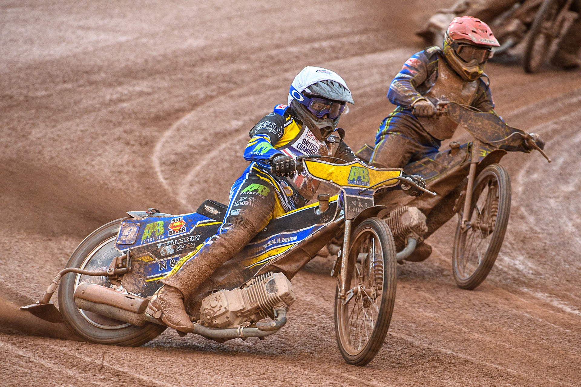 Ben Barker (White) leads Chris Harris (Red) during the Sports Insure British Speedway Final at the National Speedway Stadium, Manchester on Monday 14th August 2023. (Photo: Ian Charles | MI News)