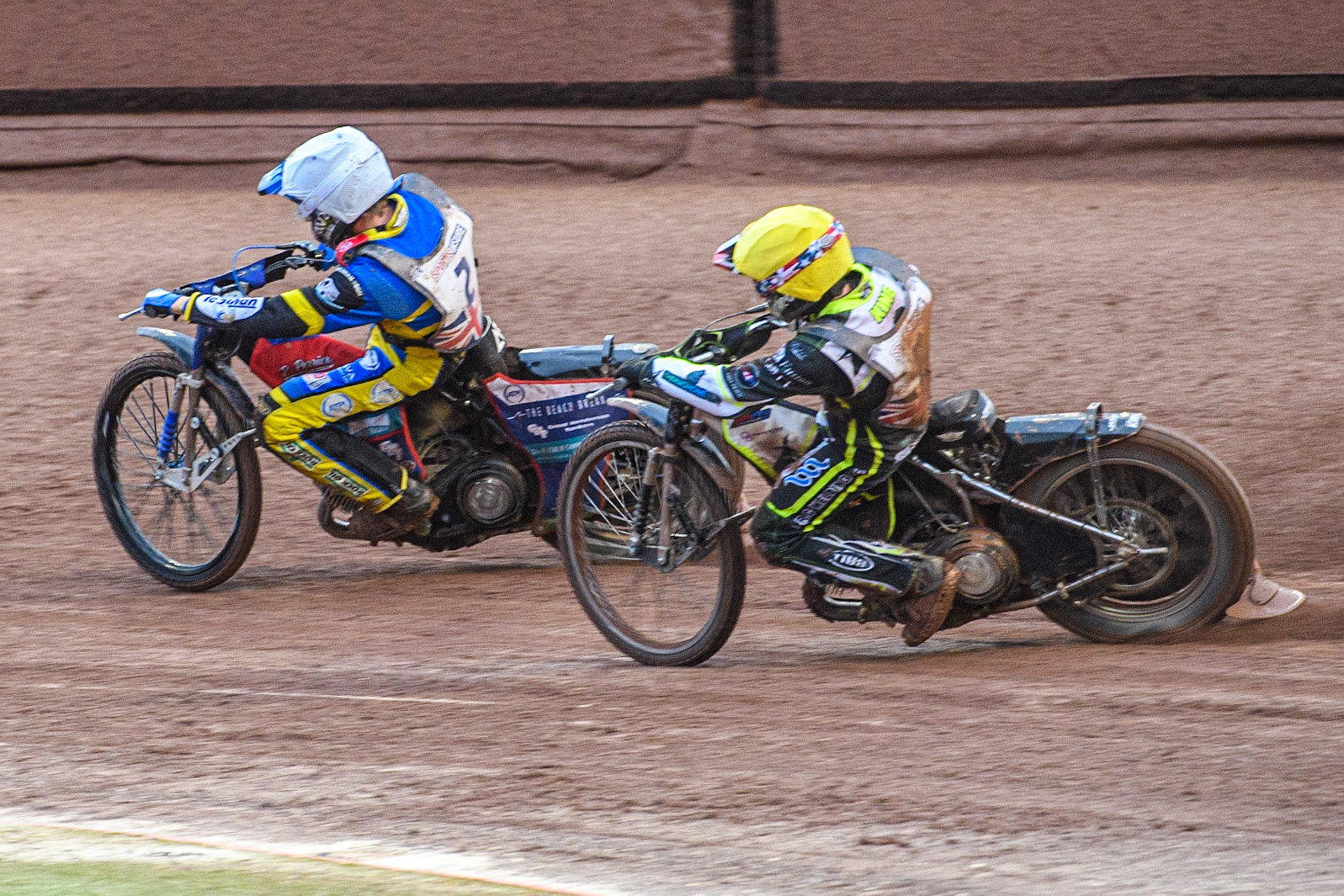 Danny King (Yellow) chases Adam Ellis (White) during the Sports Insure British Speedway Final at the National Speedway Stadium, Manchester on Monday 14th August 2023. (Photo: Ian Charles | MI News)