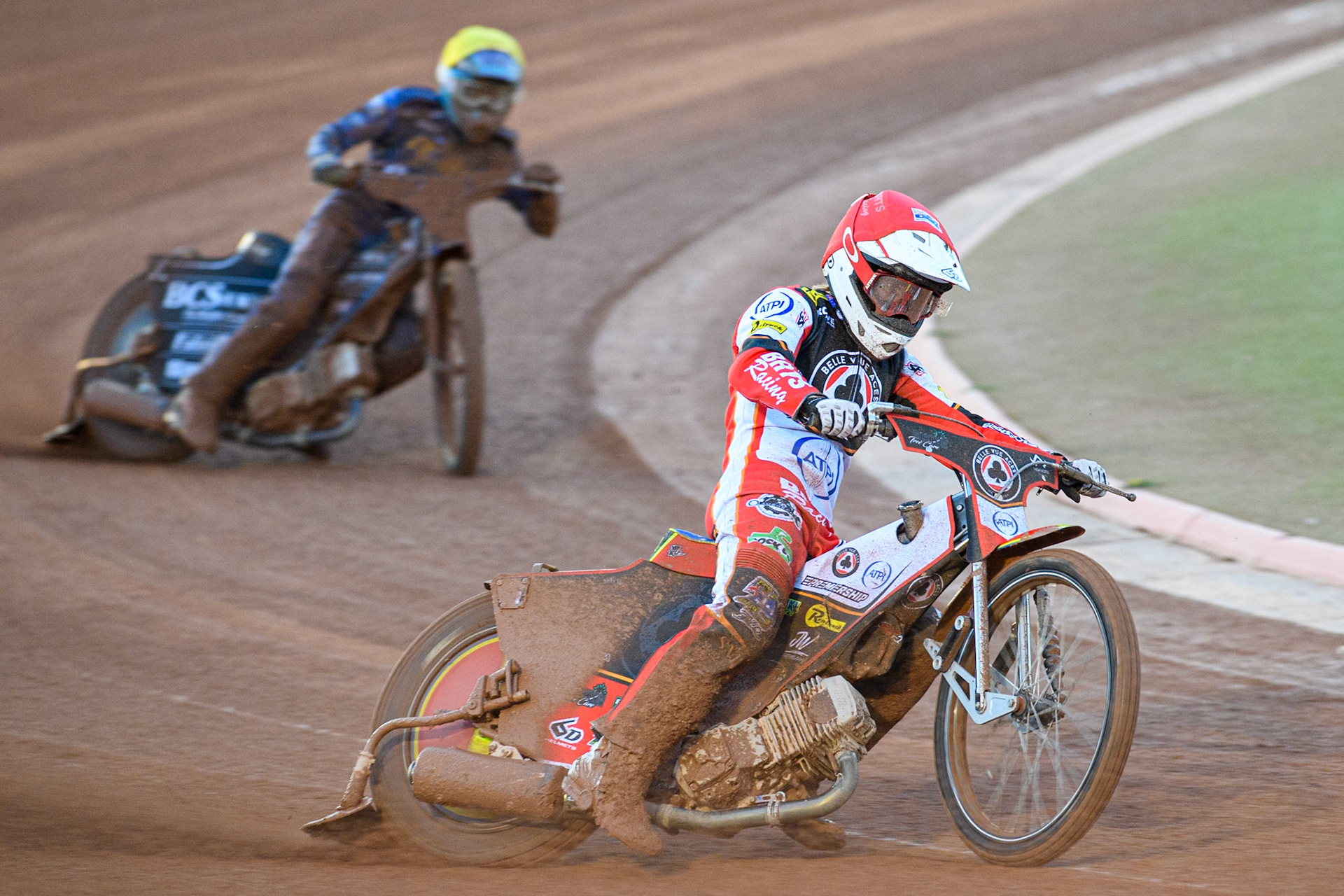 Tate Zischke of Belle Vue Aces in Red leading Ashton Boughen of Kings Lynn Stars in Yellow during the Rowe Motor Oil Premiership match between Belle Vue Aces and King's Lynn Stars at the National Speedway Stadium, Manchester on Monday 5th April 2025. (Photo: Ian Charles | MI News)