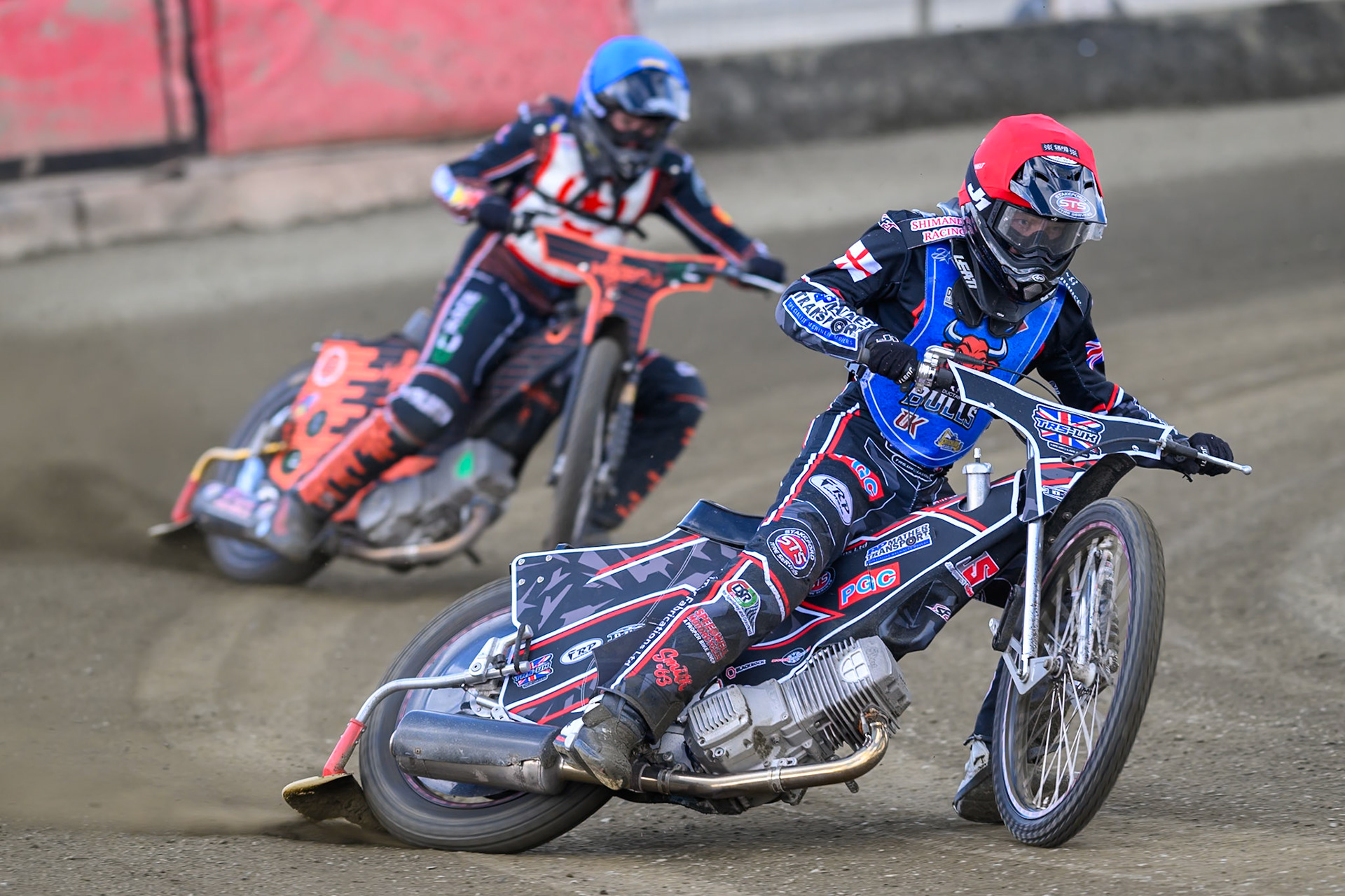 Jack Shimelt of Buxton Bulls  in Red leading Harrison Rogers of 'The Potters' in Blue during the Regina Chains Fours at Buxton Speedway, Buxton on Sunday 5th April 2026. (Photo: Ian Charles | MI News)