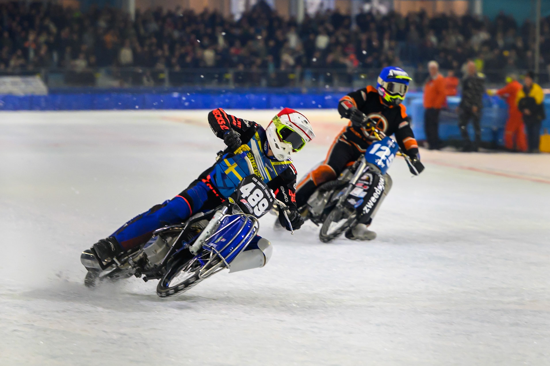 Melwin Björklin of Sweden  in Red leading Sebastian Reitsma of The Netherlands in Blue in the A Final during the ROELOF THIJS BOKAAL at Ice Rink Thialf, Heerenveen on Friday 10th April 2026.  (Photo: Ian Charles | MI News)