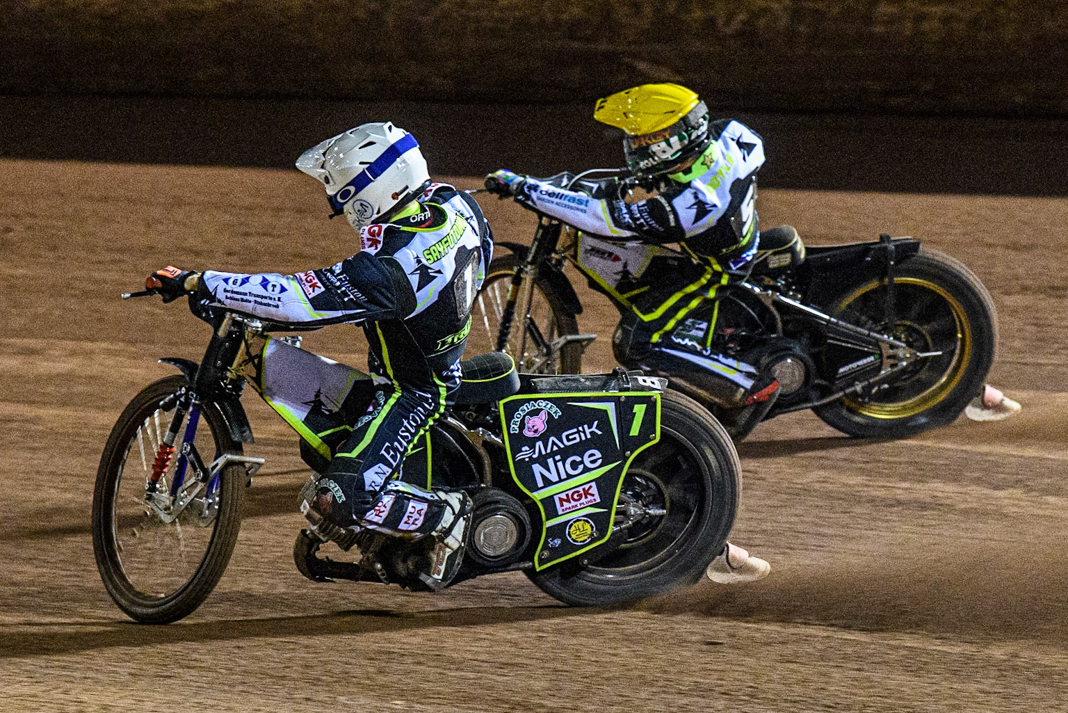 Emil Sayfutdinov  (White) inside Jason Doyle (Yellow) as they take maximum points to win the Semi Final on aggregate during the Sports Insure Premiership Semi Final Playoff 2nd leg match between Belle Vue Aces and Ipswich Witches at the National Speedway Stadium, Manchester on Monday 25th September 2023. (Photo: Ian Charles | MI News)